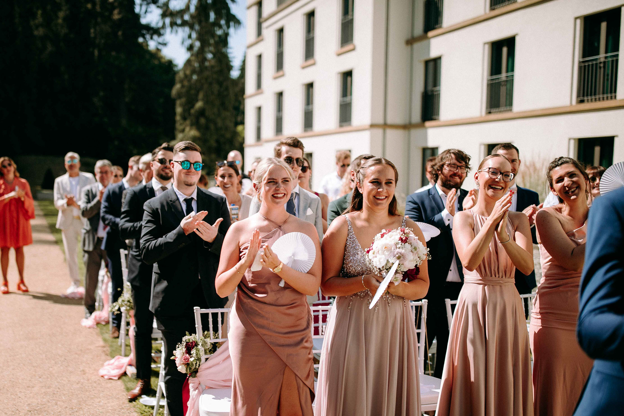 Gäste applaudieren bei Hochzeit im Dorint Hotel Oberursel