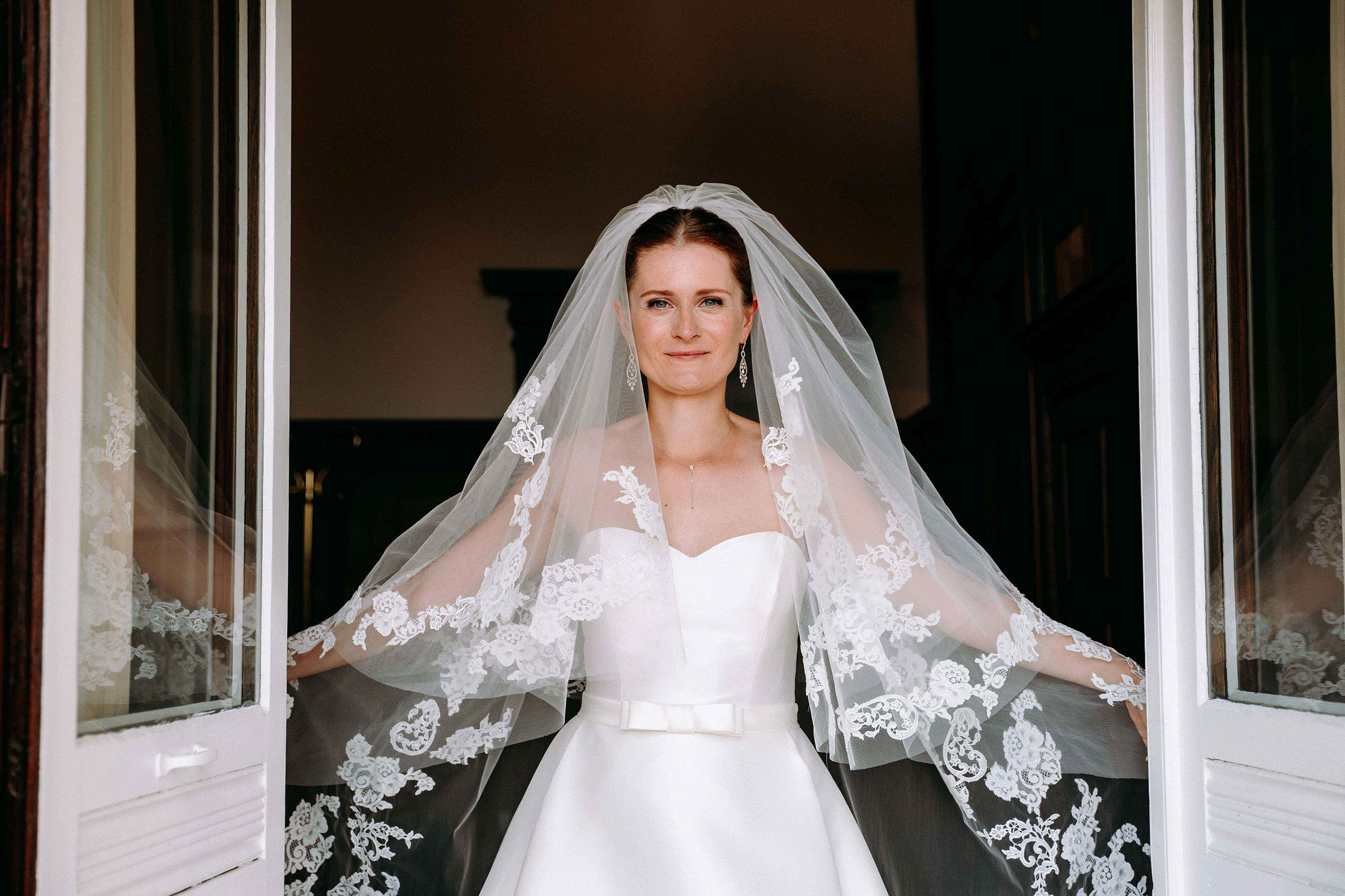 Detailreiche Portraitaufnahme der Braut im Falkenstein Grand – Hochzeitsfotograf Königstein