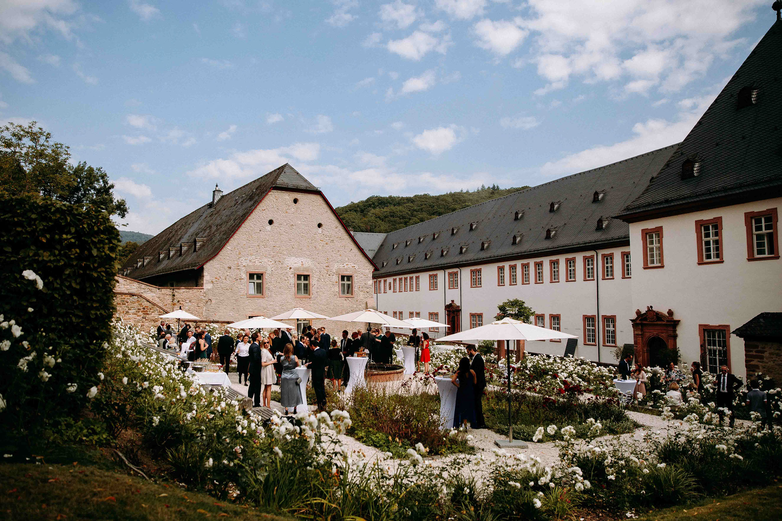 Gäste beim Empfang im Rosengarten der Hochzeitslocation Kloster Eberbach im Rheingau