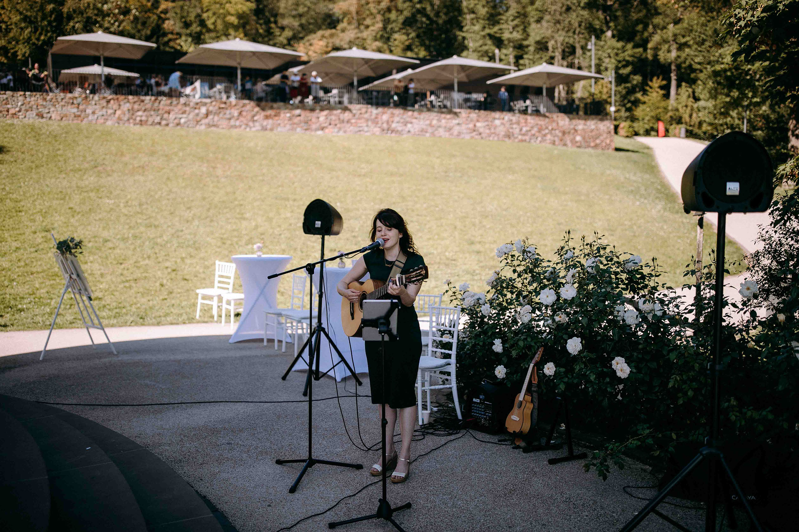 Live-Performance einer Sängerin vor grüner Kulisse – romantische Stimmung bei der Hochzeit im Niederwald.