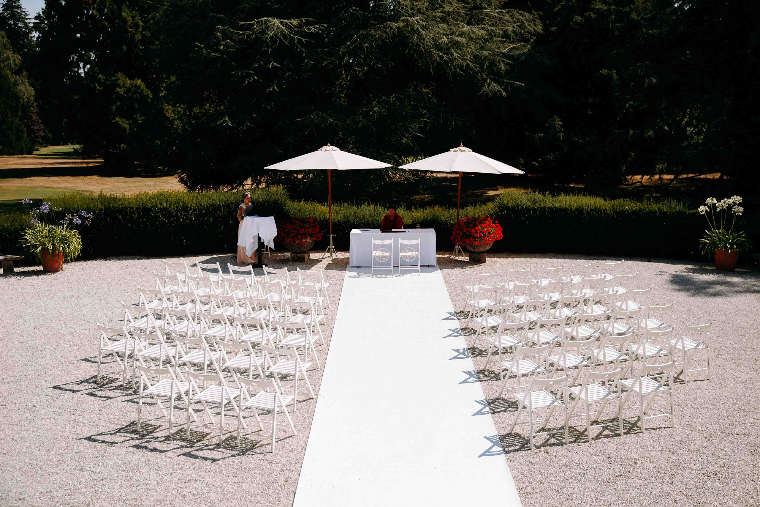 Hochzeitszeremonie im Freien auf dem Gelände des Schlosshotel Kronberg mit stilvollem Aufbau.