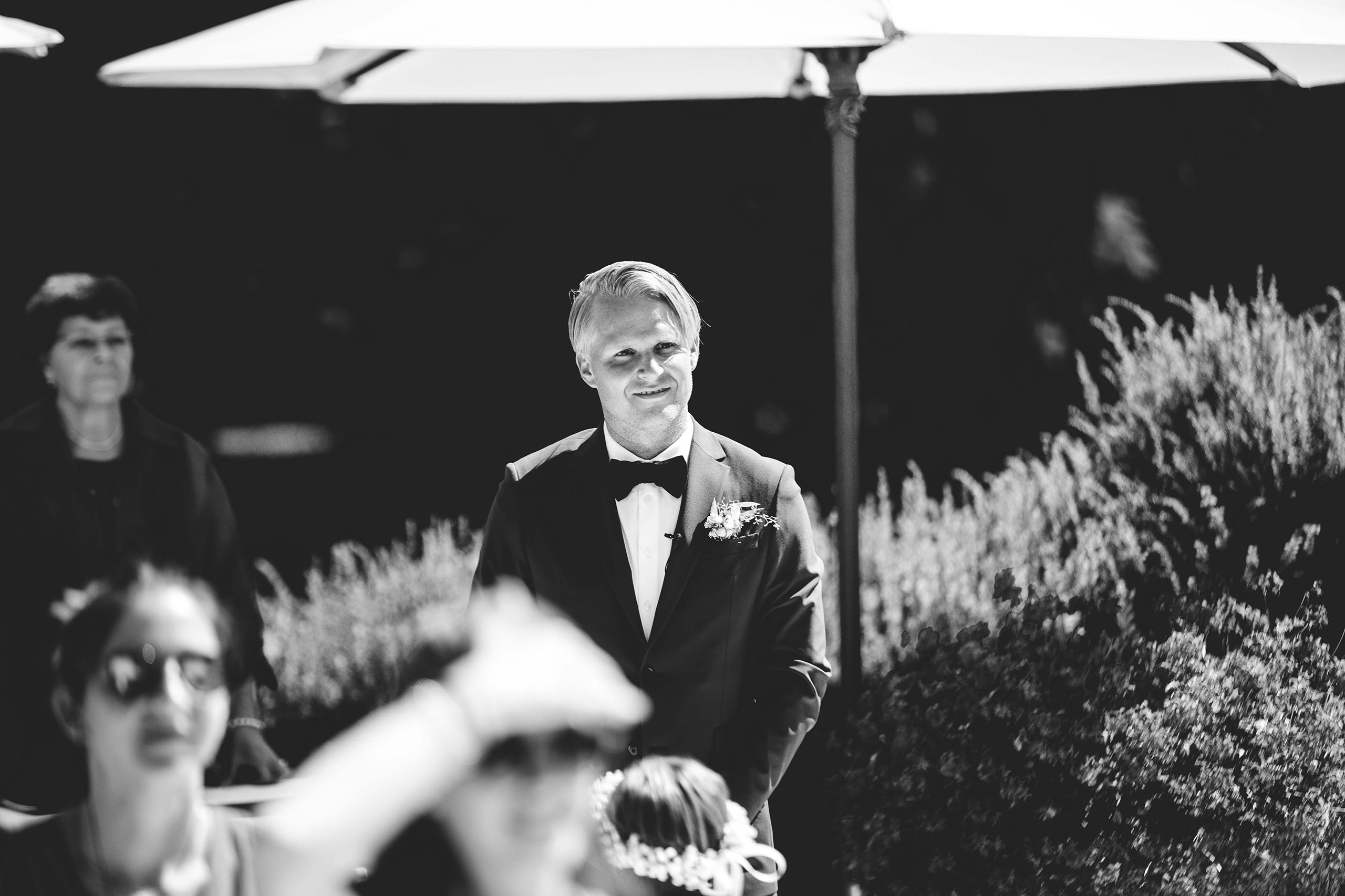 Emotionaler Bräutigam bei der Trauung im Schlosshotel Kronberg – Hochzeitsfotograf fängt den Moment ein.