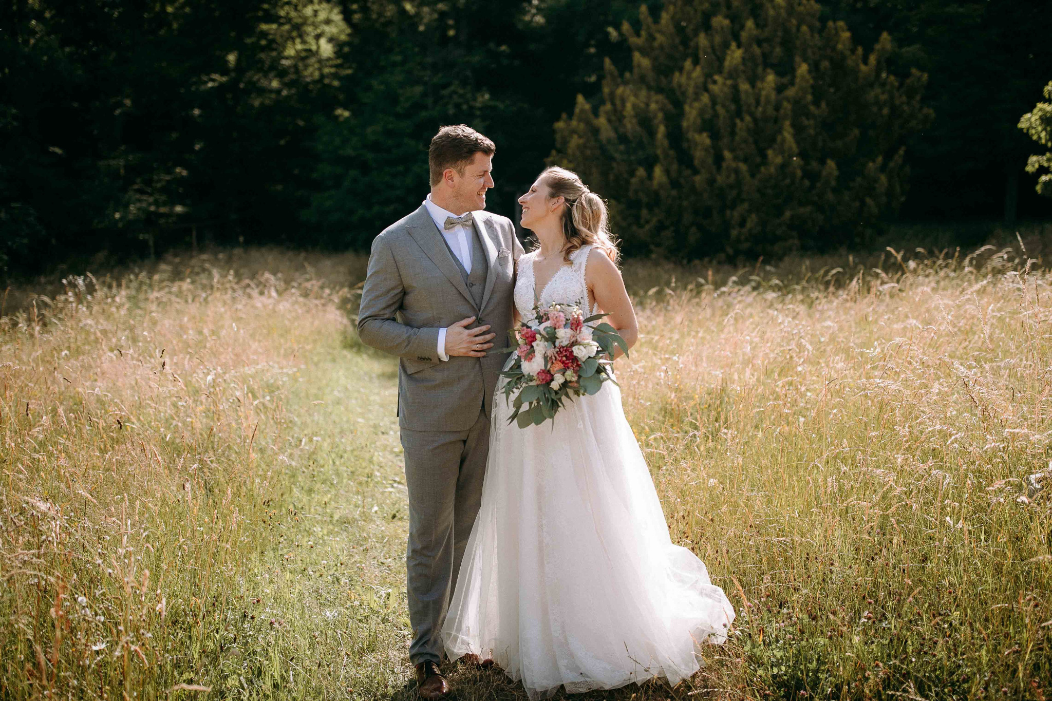 Brautpaar-Foto im Taunus – natürliche Wiese bei Bad Homburg als Kulisse