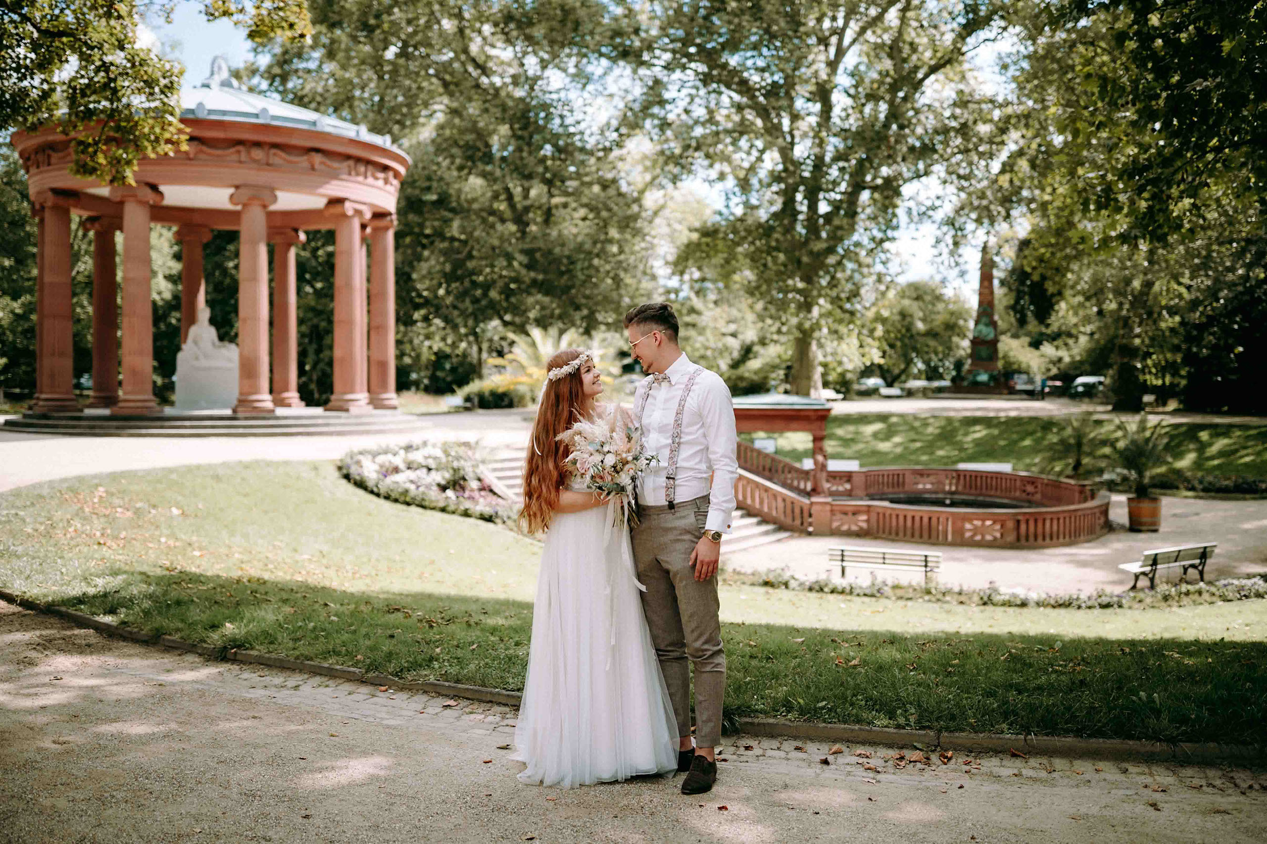 Braut und Bräutigam vor Pavillon im Grünen Kurpark Bad Homburg