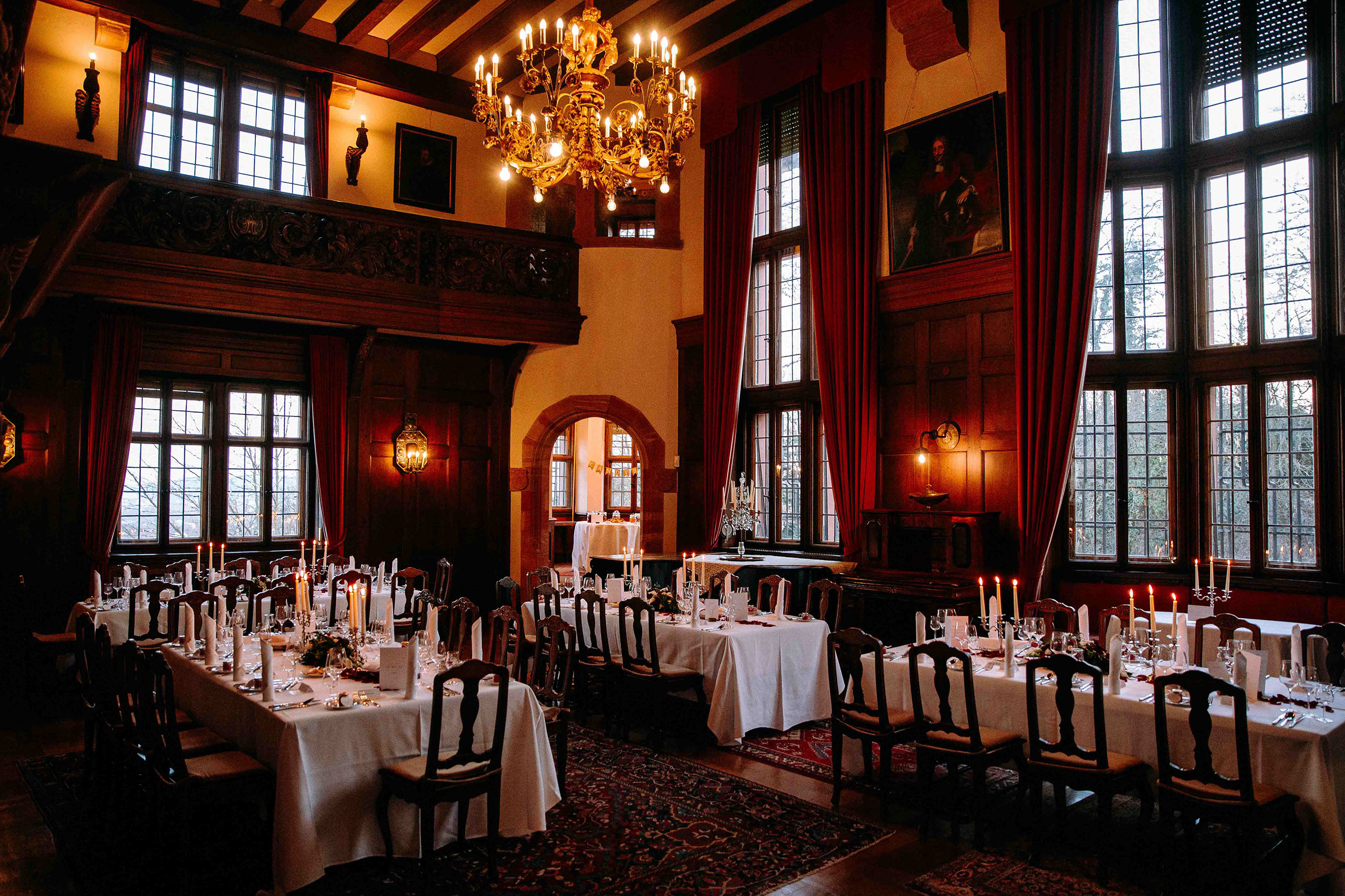 Der Saal für das Dinner der Hochzeit ist festlich mit Blumen, Kerzen geschmückt. Feier im Schloss Vollrads