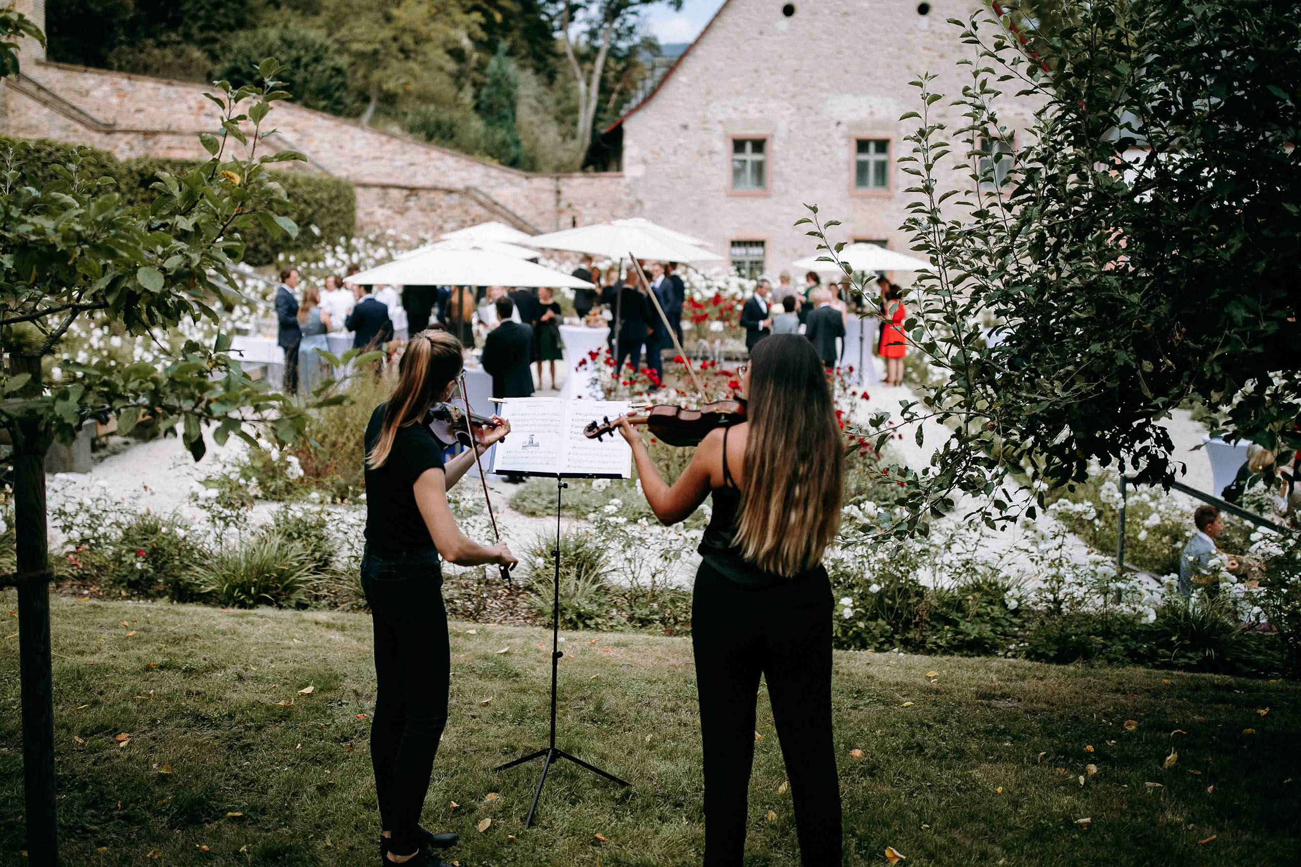 Live-Musik zur Hochzeit mit Geigerinnen im Garten von Kloster Eberbach – Hochzeitsfotos Rheingau
