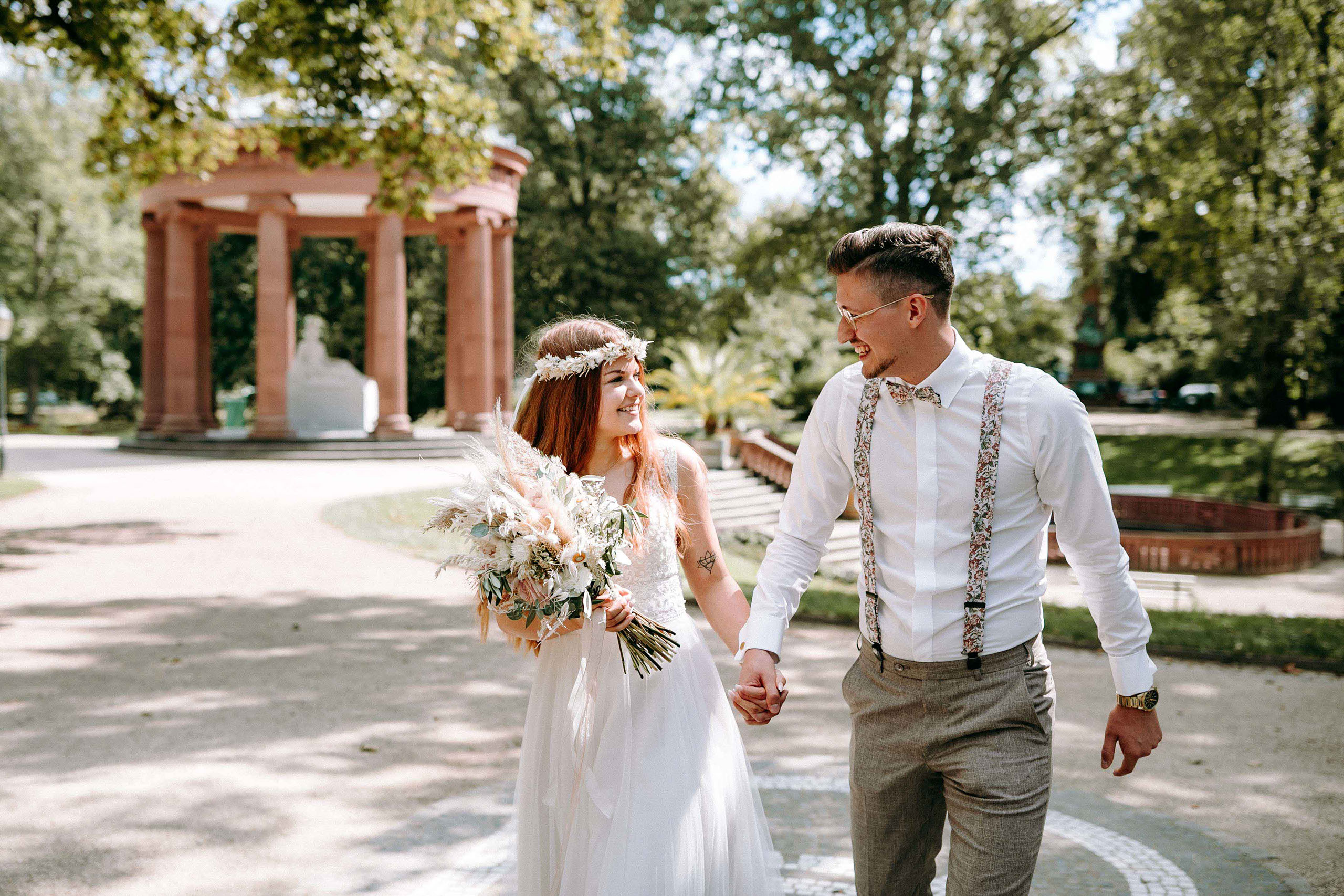 Romantisches Brautpaarshooting im Kurpark mit dem Hochzeitsfotografen aus Bad Homburg. Natürliche und authentische Hochzeitsfotos.