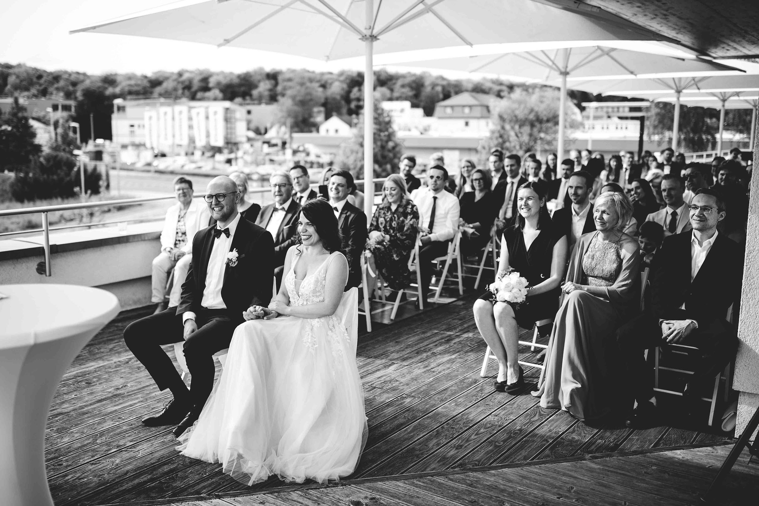 Freie Trauung auf der Terrasse im Eventhaus Taktgefühl mit lachenden Gästen