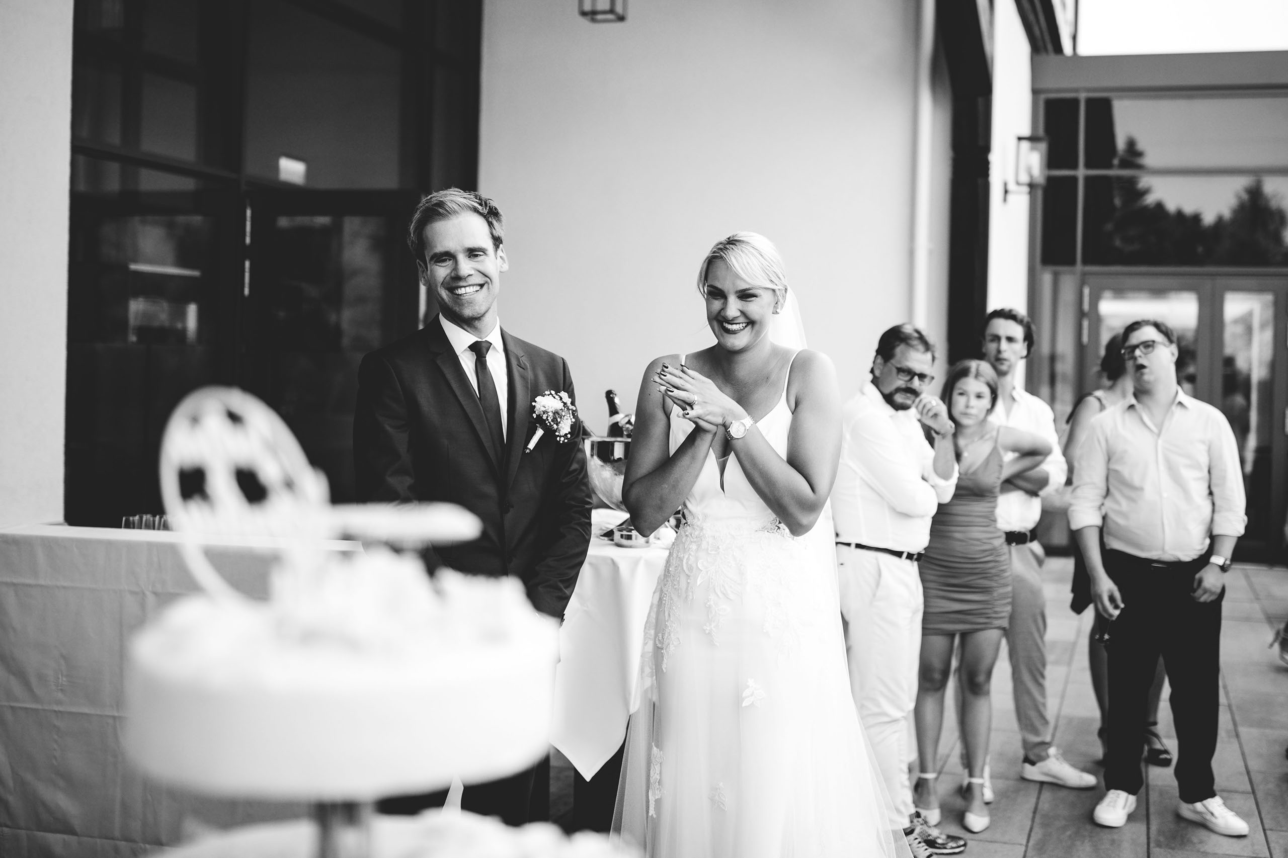 Emotionale Reaktion beim Tortenanschnitt – Hochzeit im Dorint Hotel Oberursel mit Freie Trauung