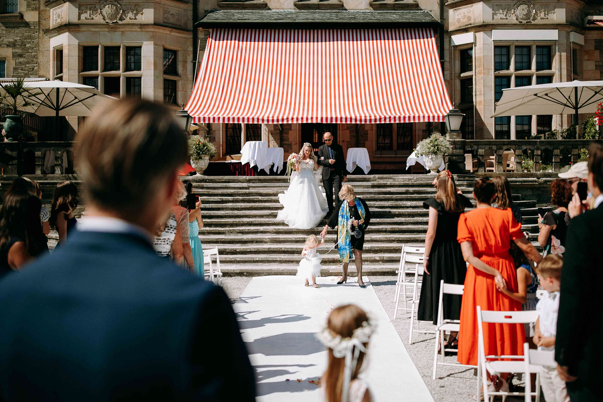 Einzug der Braut zur Hochzeitszeremonie vor dem Schlosshotel Kronberg – romantische freie Trauung.