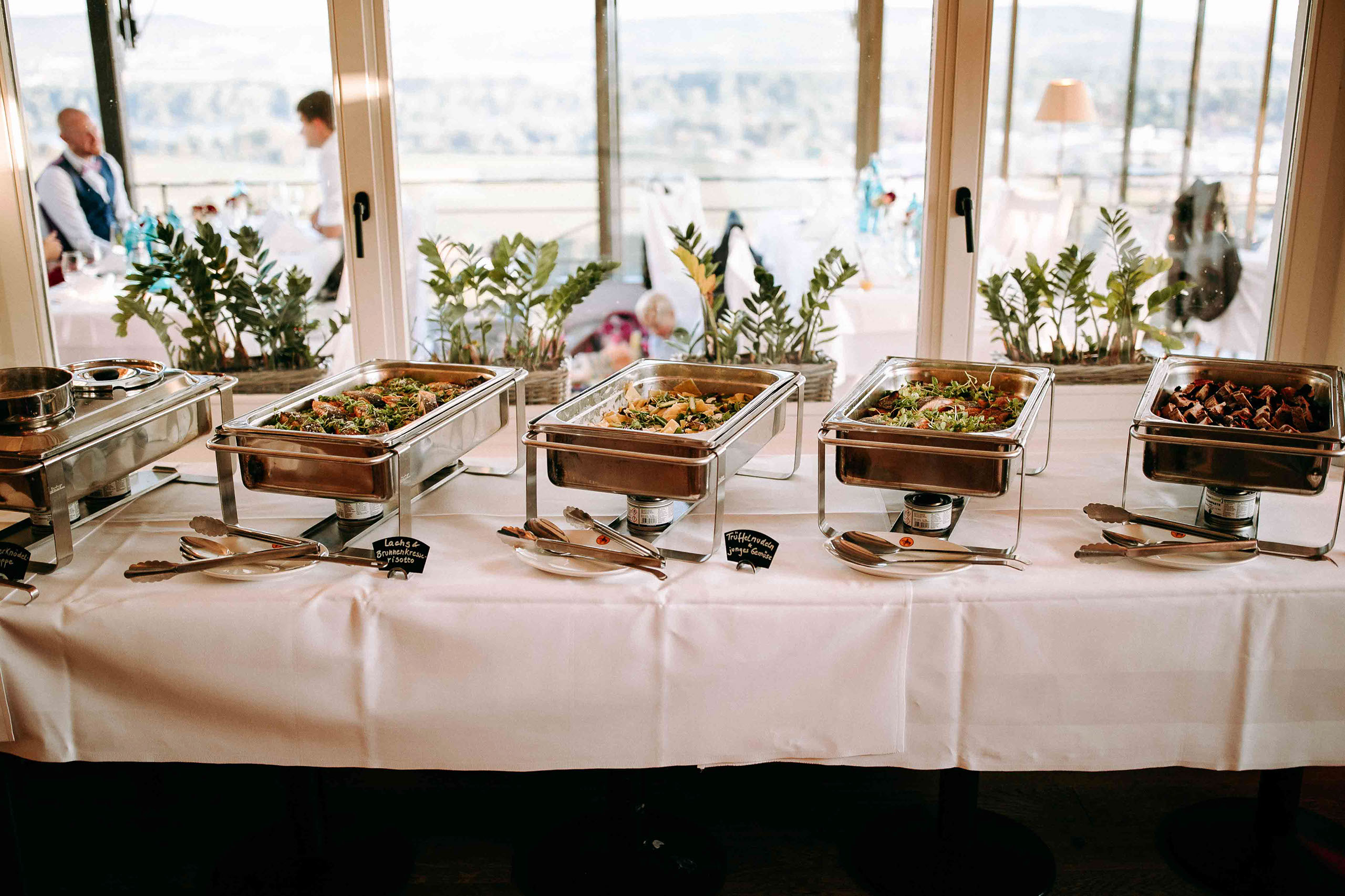 Buffet mit warmen Speisen im stilvollen Ambiente – Schloss Johannisberg als elegante Hochzeitslocation