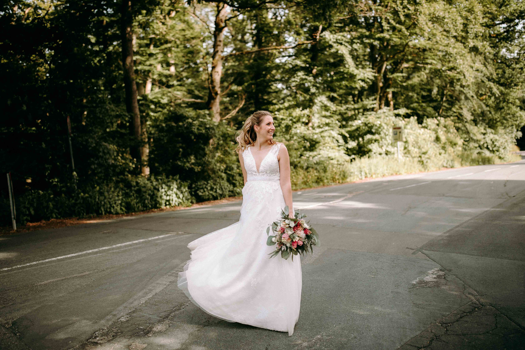 Brautfoto in natürlicher Umgebung – stilvolles Hochzeitsbild bei Bad Homburg