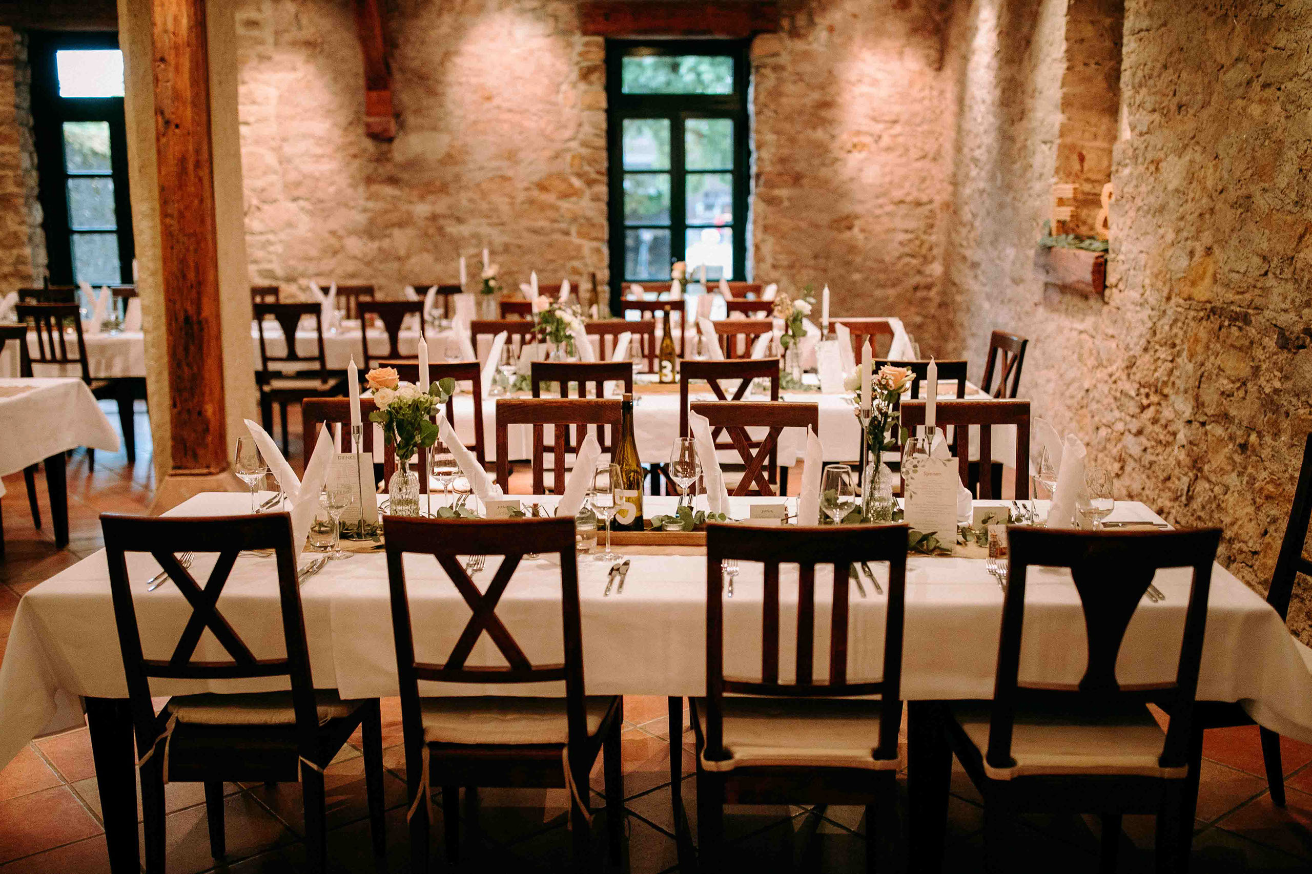 Detailaufnahme der gedeckten Tische im Draiser Hof – ideal für stilvolle Hochzeiten im Rheingau.