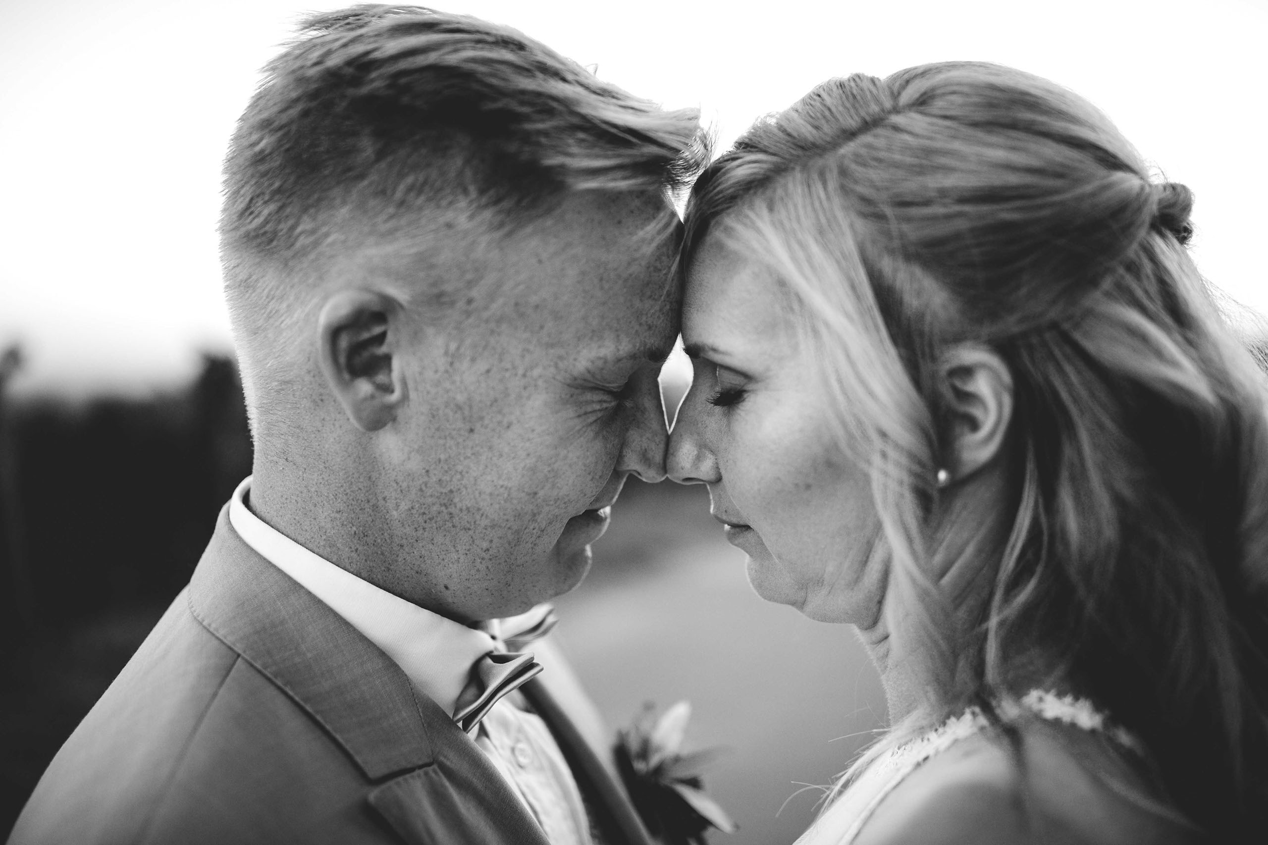 Intime Schwarzweiß-Aufnahme des Brautpaars Stirn an Stirn – emotionale Hochzeit im Weingut Georg Breuer