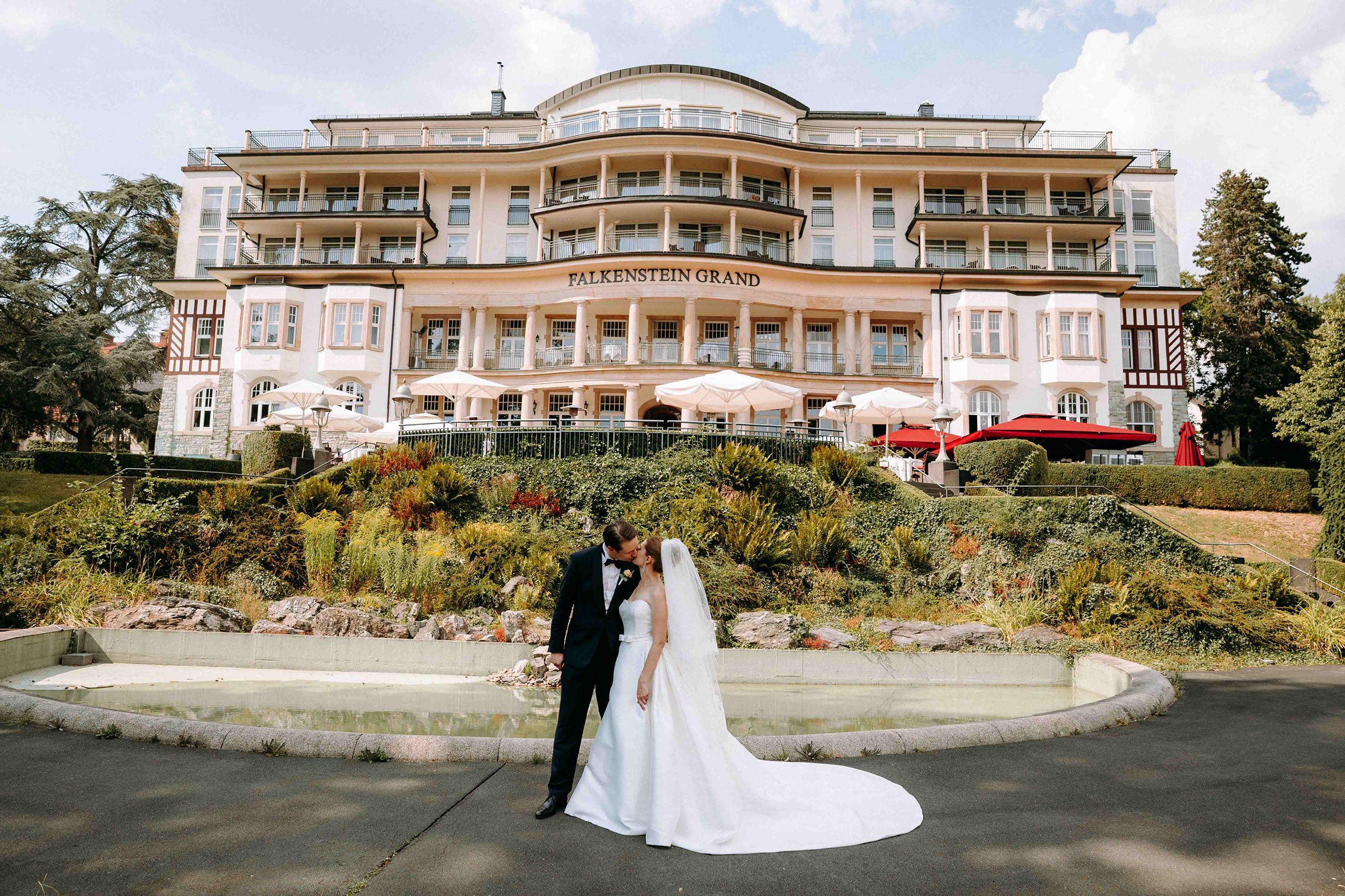 Romantisches Hochzeitsfoto vor dem Falkenstein Grand Königstein mit Brautpaar