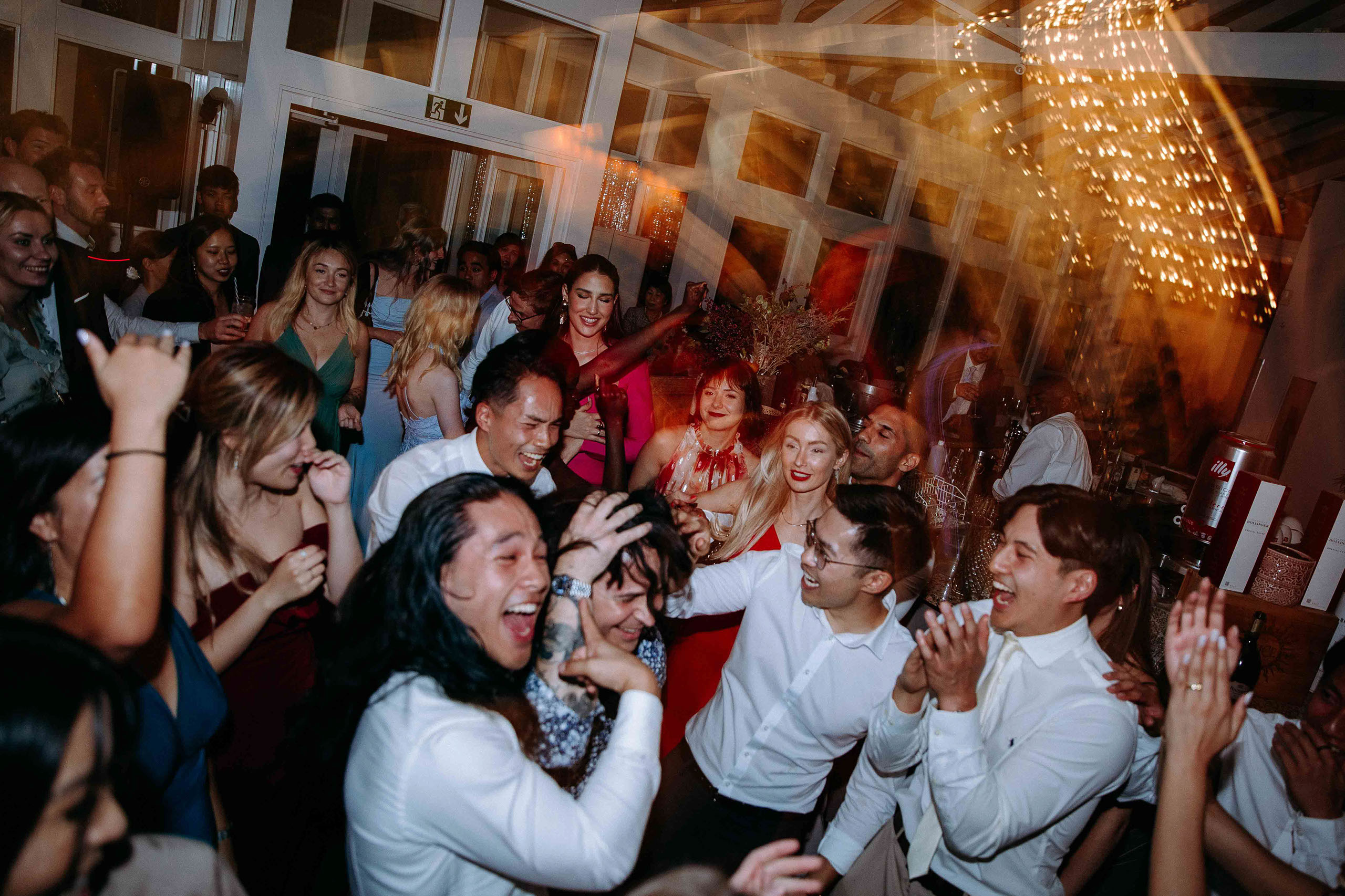 Ausgelassene Partystimmung auf der Tanzfläche – das Golfhaus Restaurant wird zur perfekten Feierlocation für Hochzeiten in Bad Homburg.