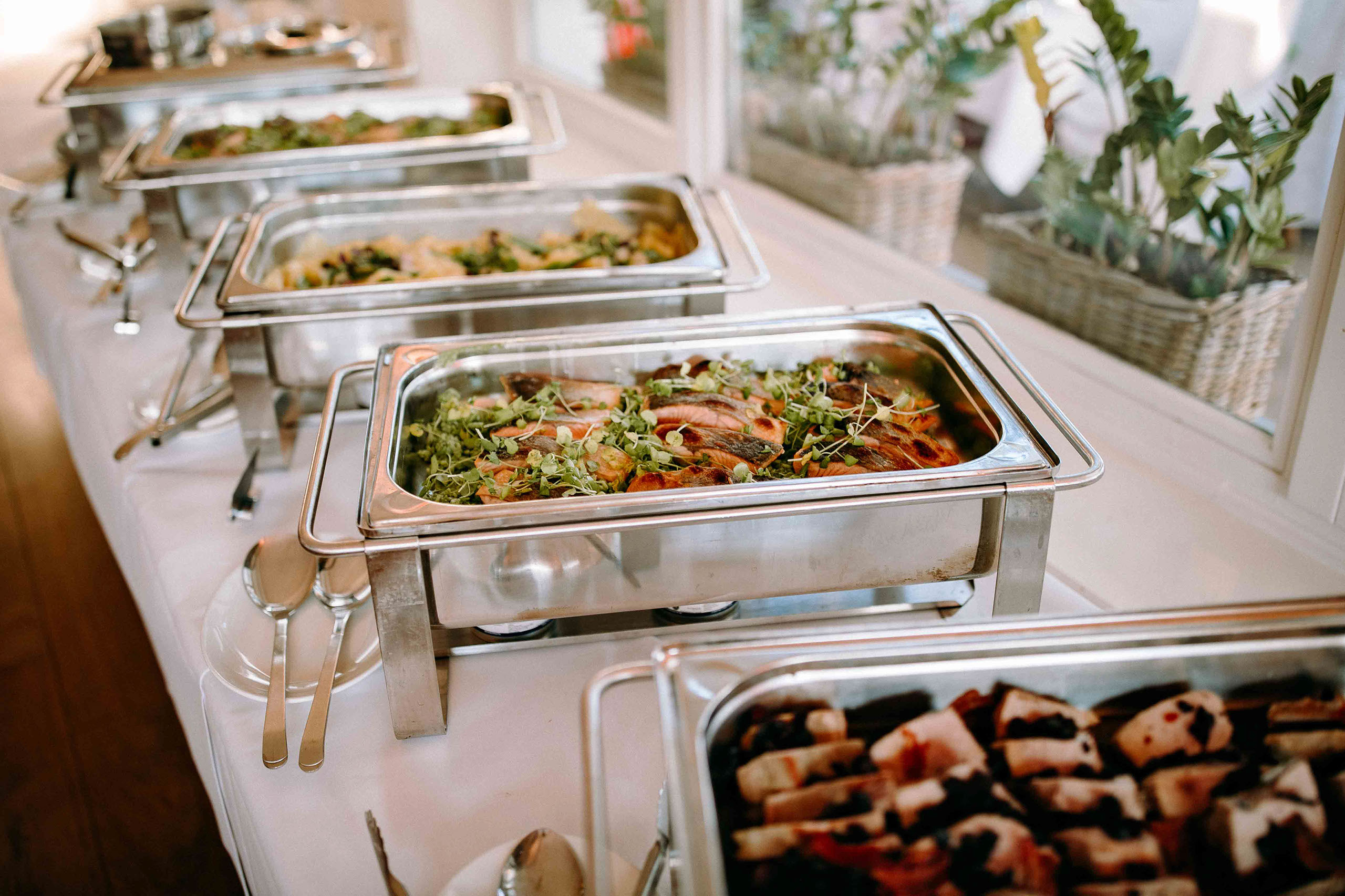 Nahaufnahme vom Buffetgericht bei einer Hochzeit im Schloss Johannisberg – Hochzeitslocation mit Geschmack