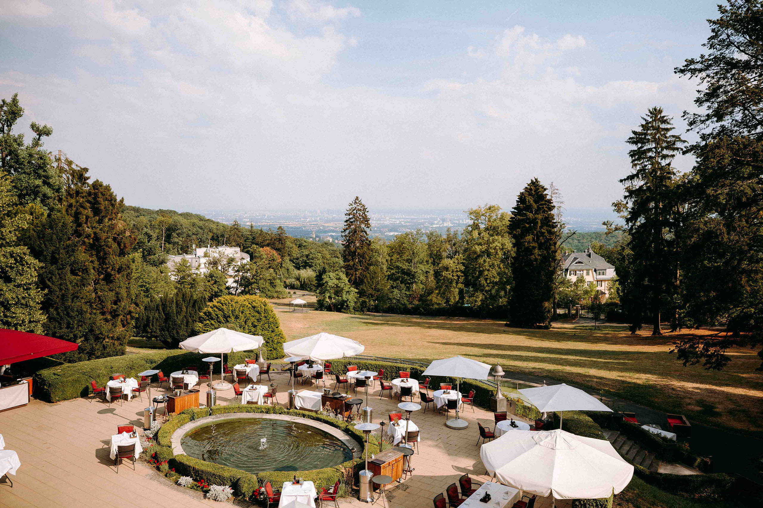 Atemberaubender Blick von der Terrasse des Falkenstein Grand Königstein bei der Hochzeit
