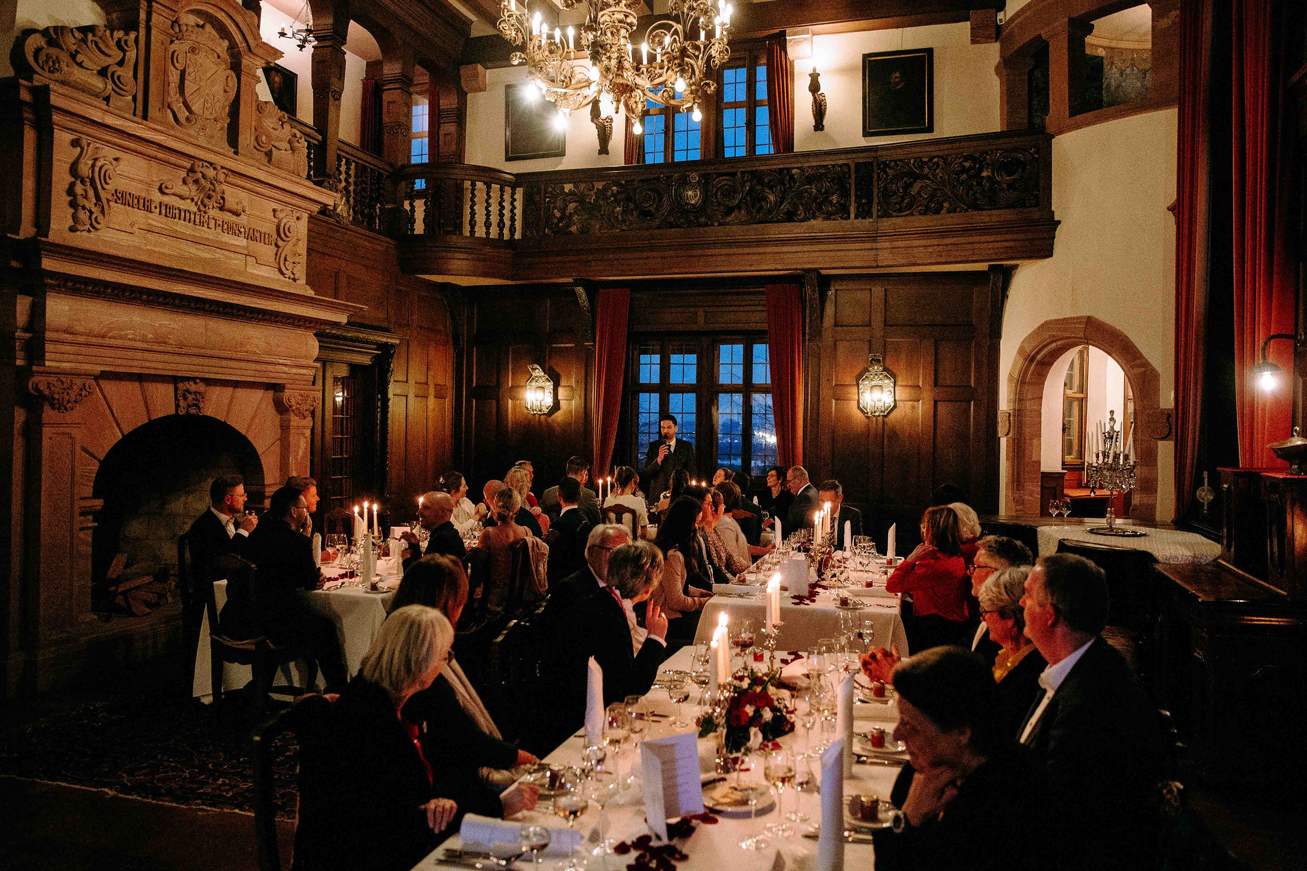 Ansprache vom Bräutigam während der Hochzeit im holzgetäfelten Festsaal von Schloss Vollrads