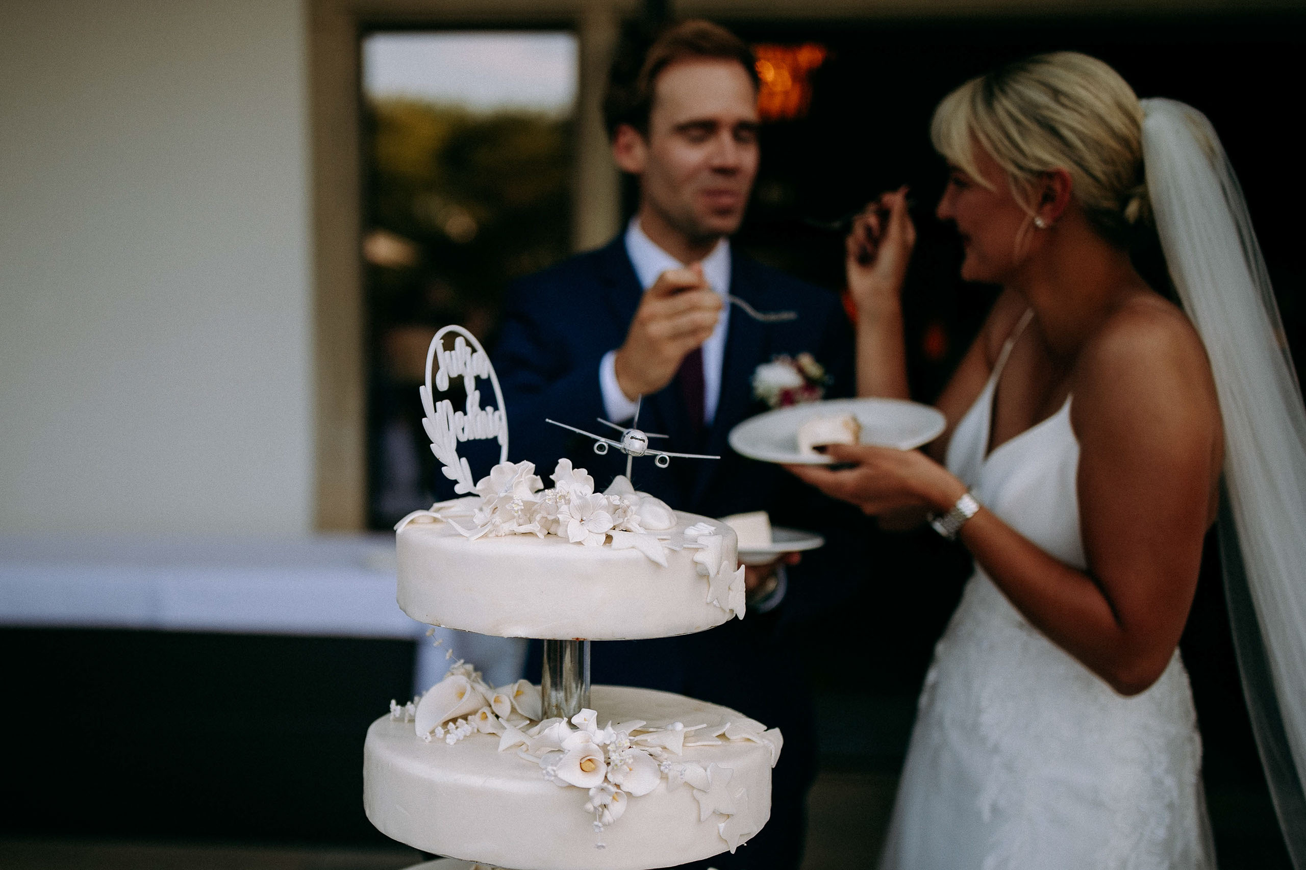 Liebesvoller Moment beim Torte essen – Hochzeit im Dorint Hotel Oberursel mit Freie Trauung