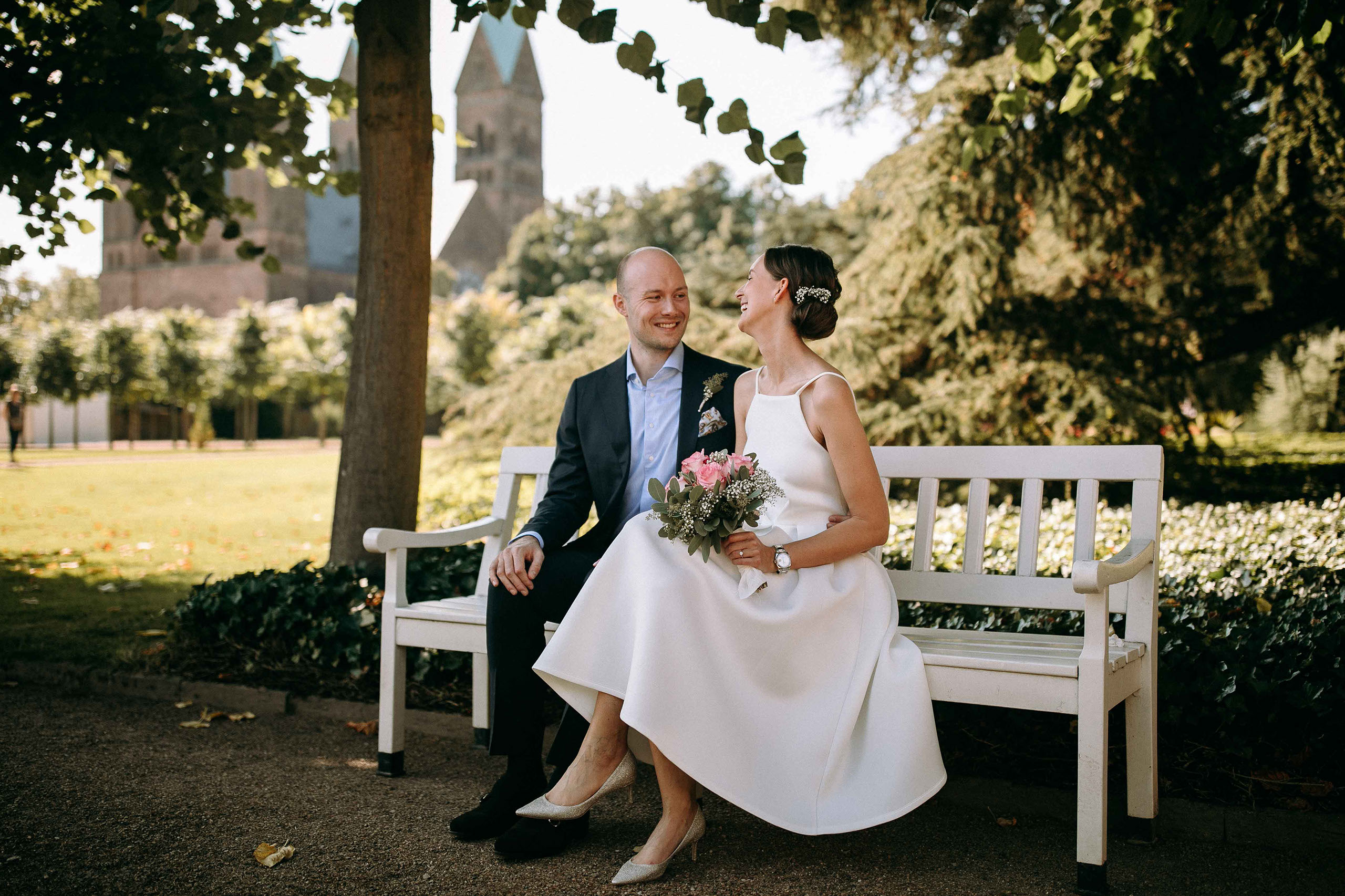 Brautpaar auf Bank im Schlosspark – Hochzeitslocation Schloss Bad Homburg Weisser Saal