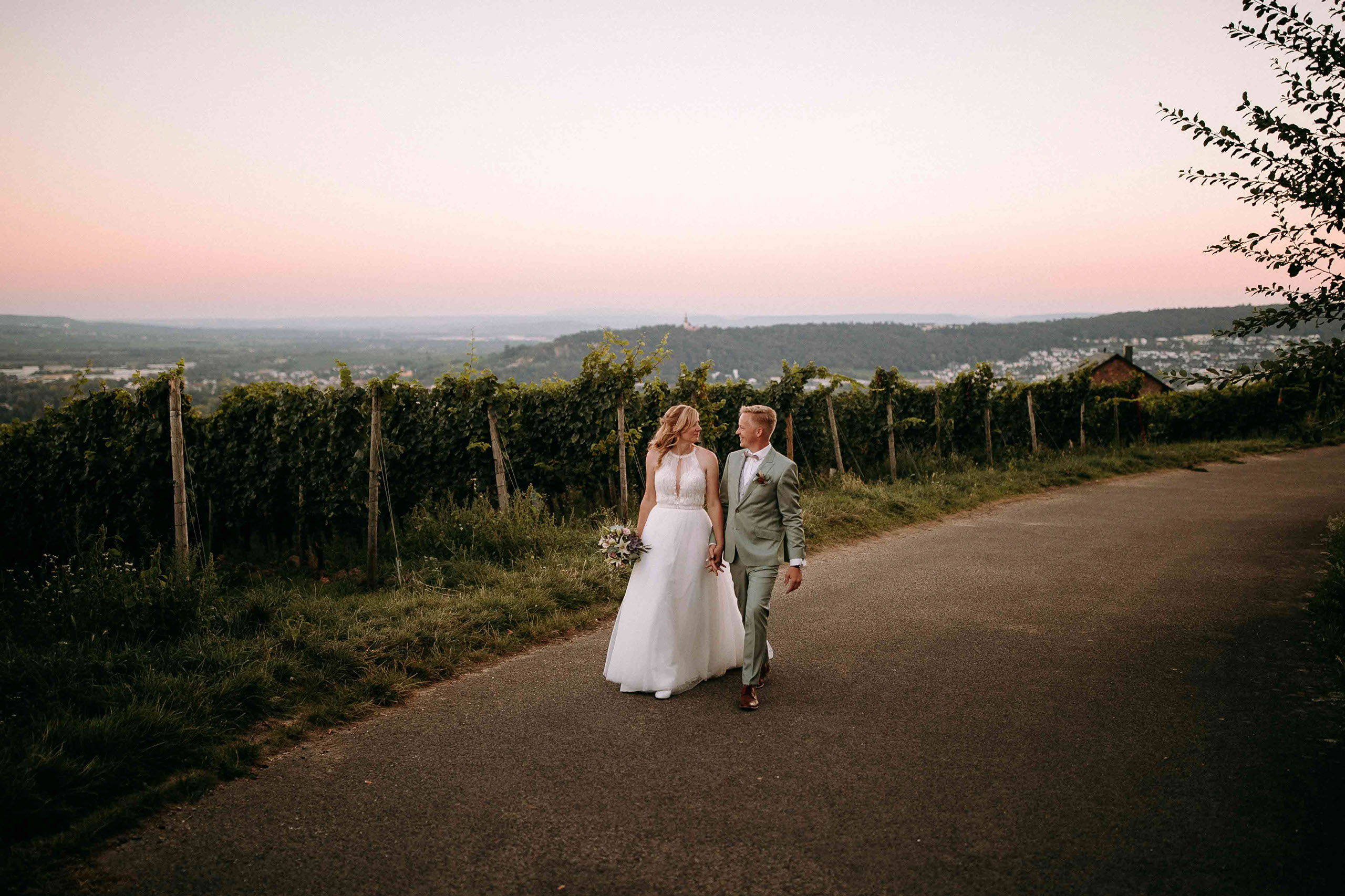 Brautpaar genießt den Sonnenuntergang inmitten der Rheingauer Weinberge – Romantik pur im Weingut Georg Breuer