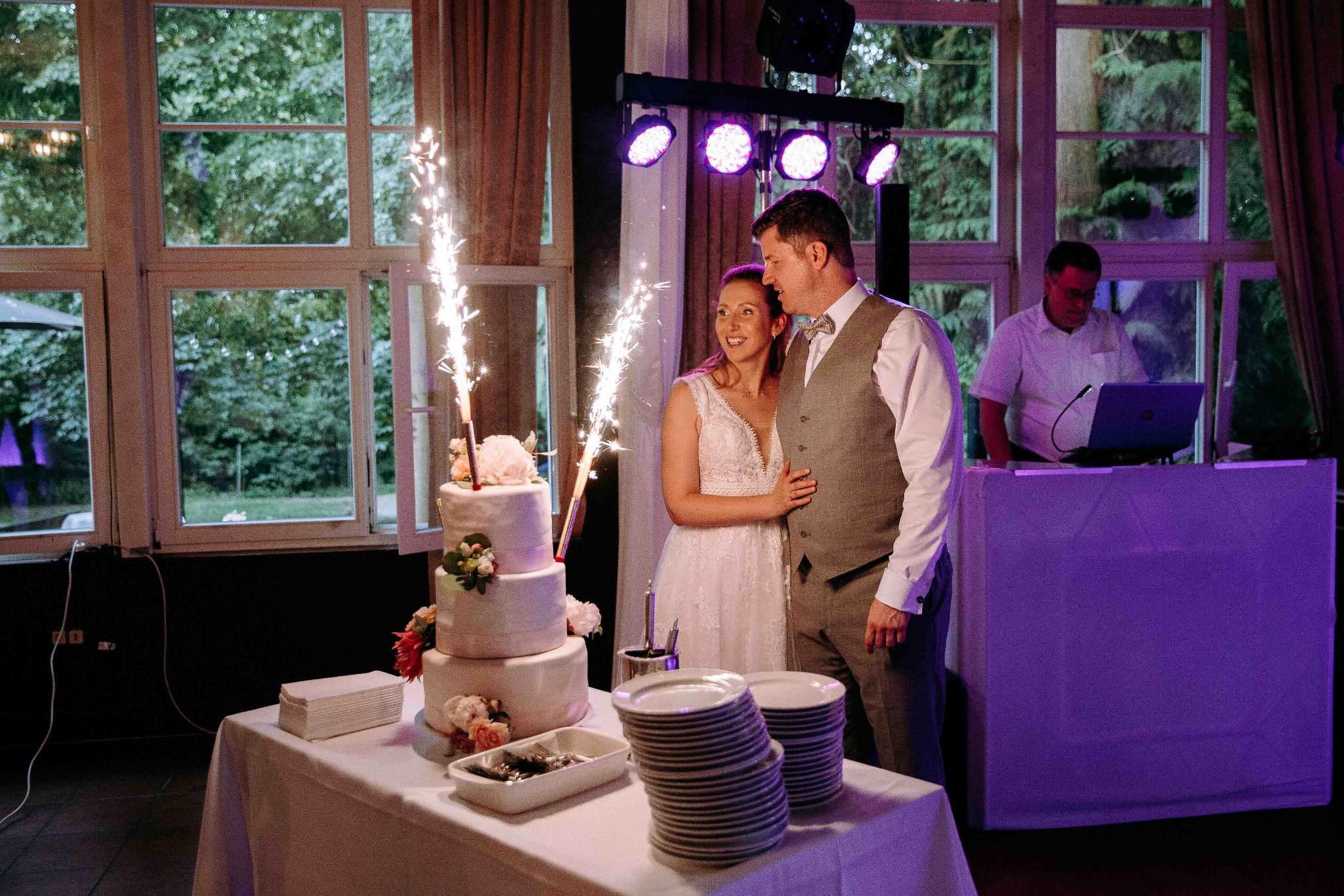 Hochzeitstorte mit Wunderkerzen im Landgasthof Saalburg – Brautpaar-Moment mit DJ