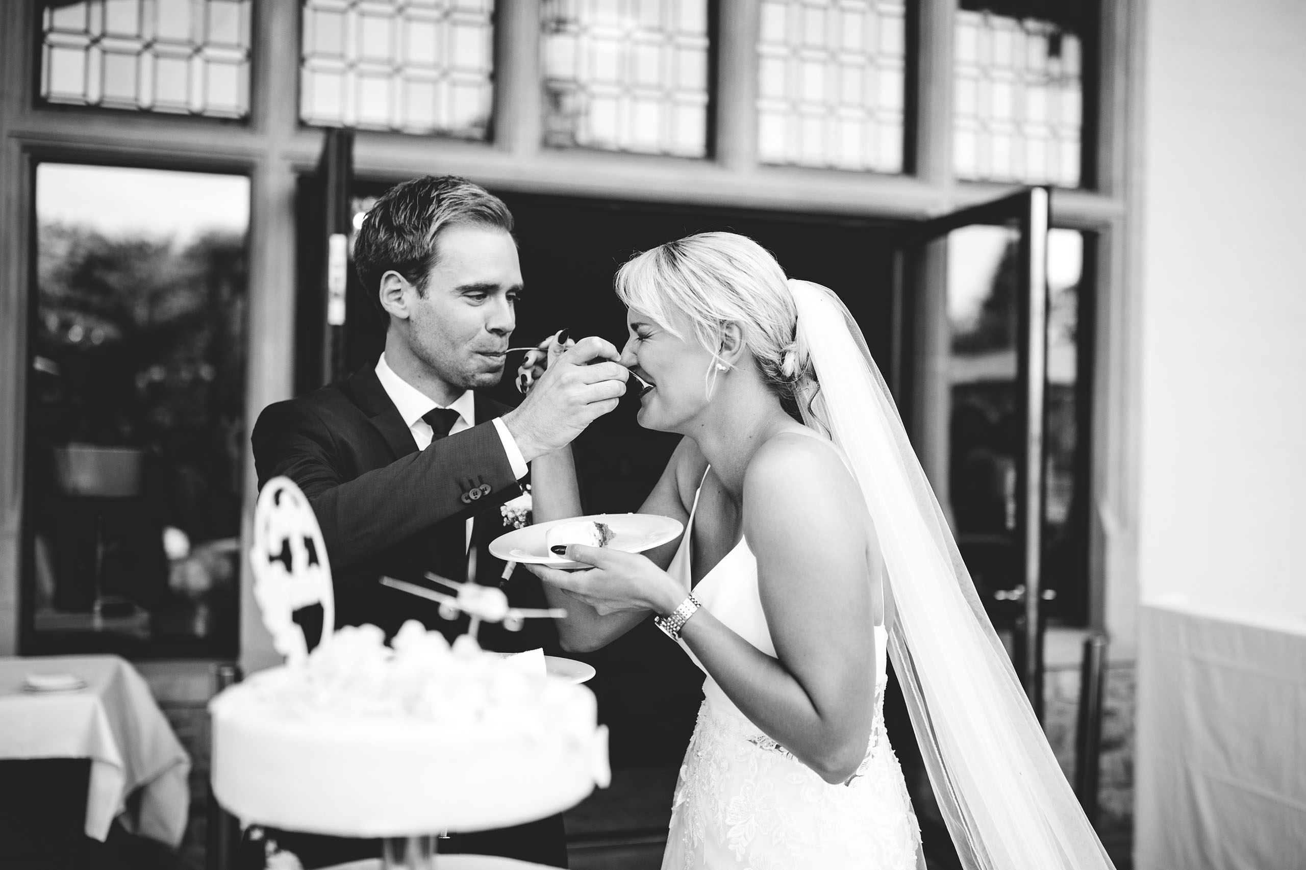 Fröhlicher Moment beim Tortenessen – Hochzeit Dorint Hotel Oberursel – Freie Trauung