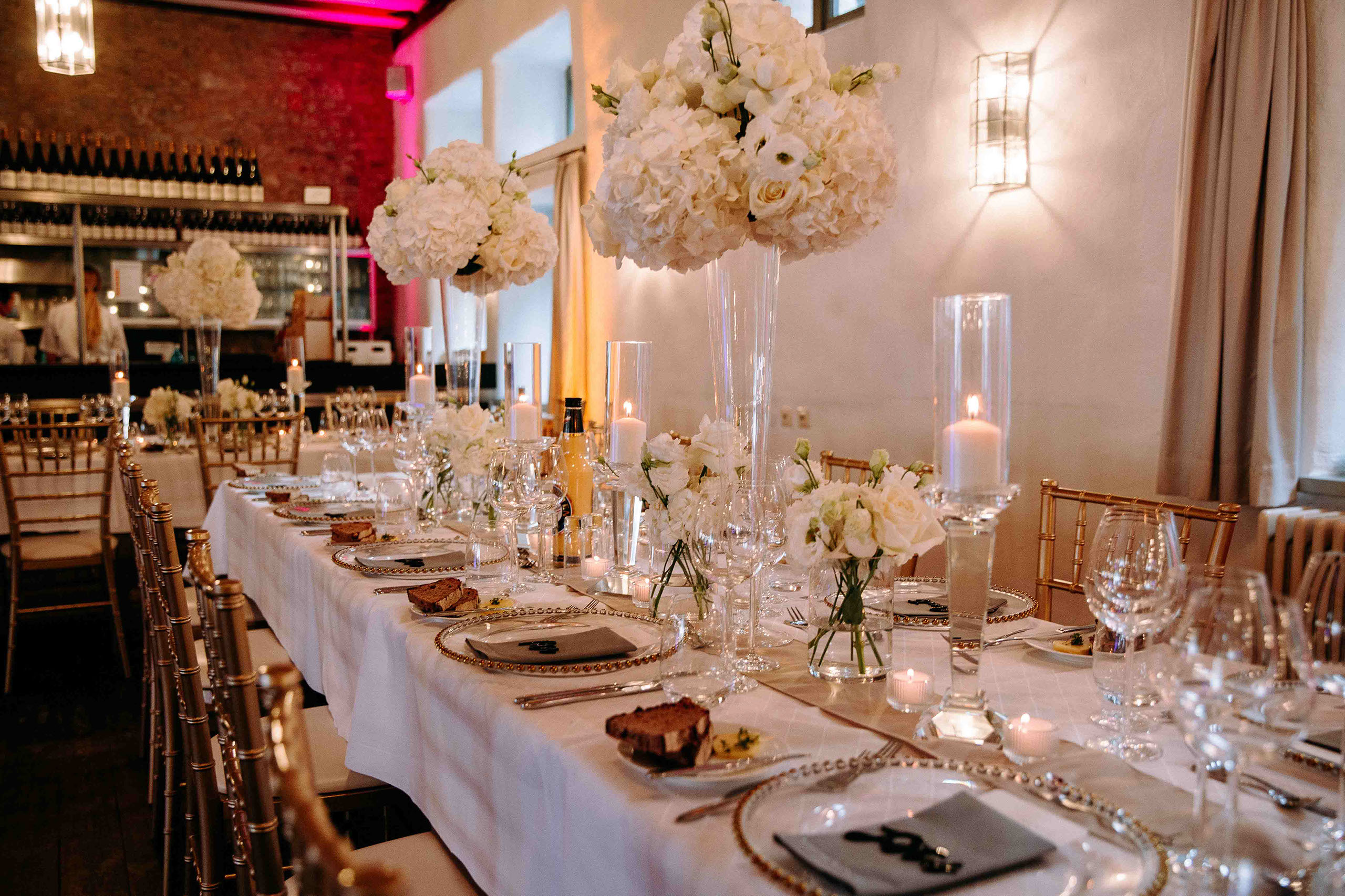 Detailreiche Tischdekoration bei der Hochzeit im Kloster Eberbach – Hochzeitsfotos Rheingau