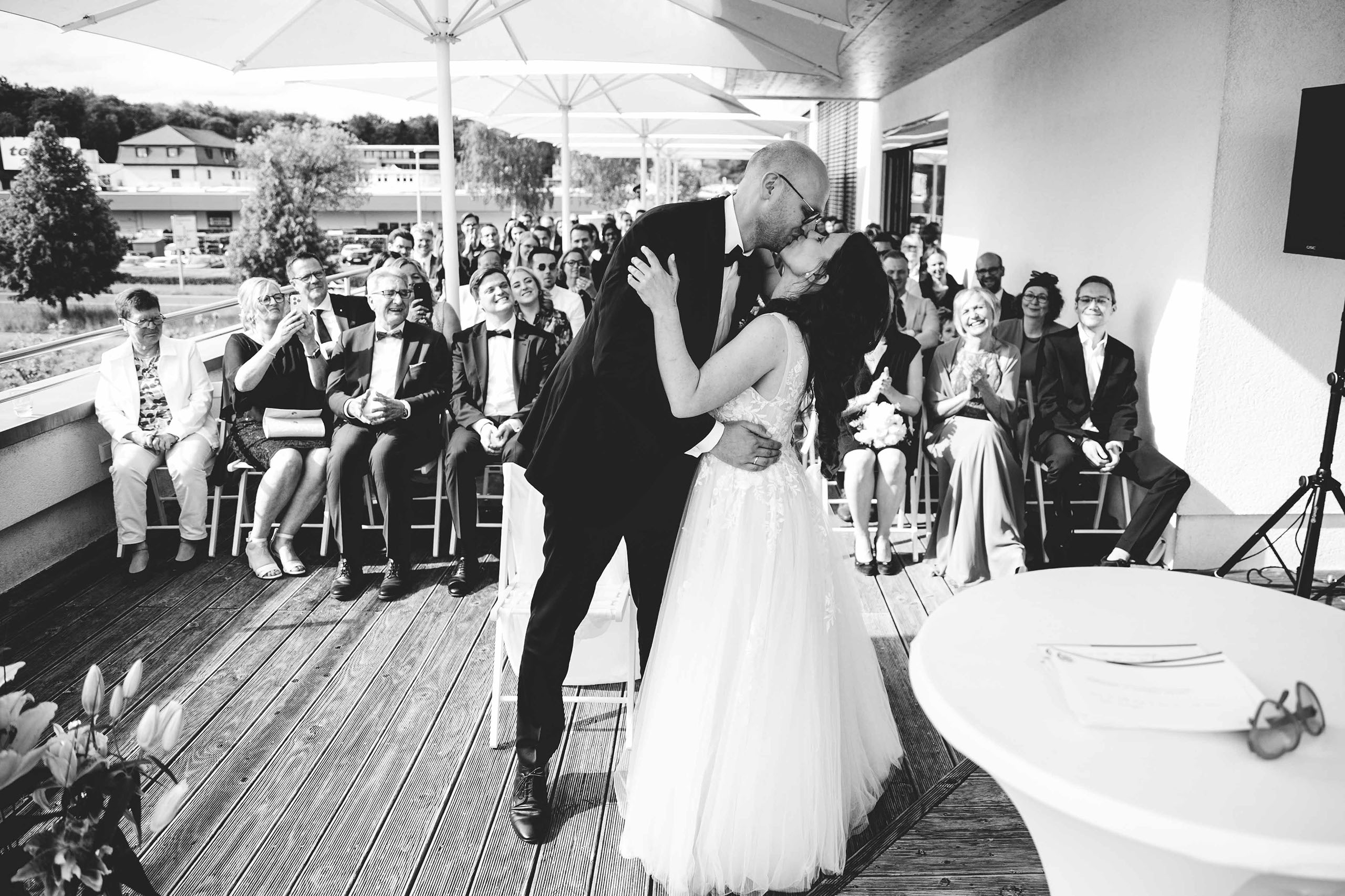 Emotionaler Hochzeitskuss bei der Trauung im Taktgefühl Eventhaus
