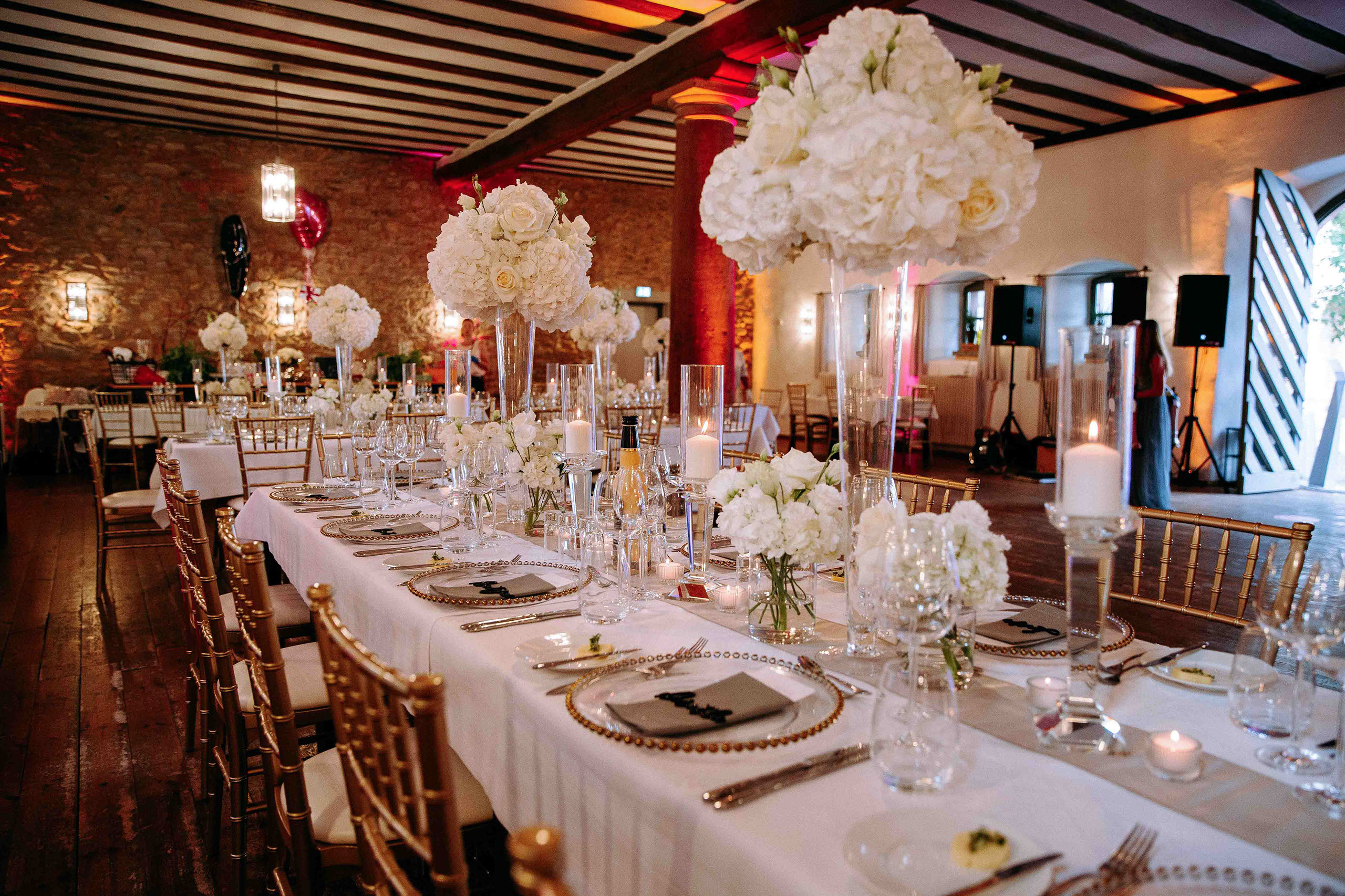 Festlich gedeckter Hochzeitssaal im Kloster Eberbach – Hochzeitsfotograf Rheingau