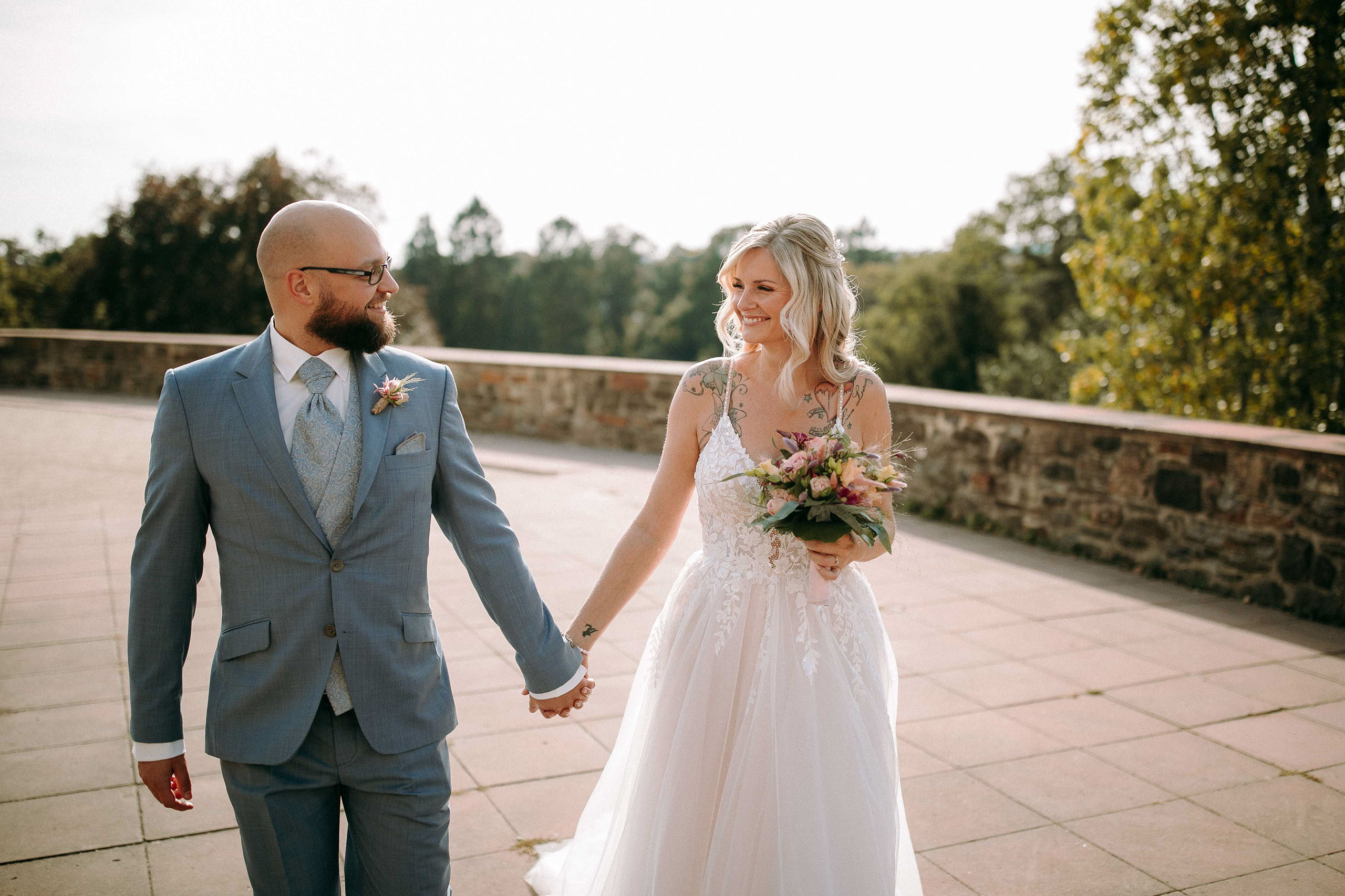 Hochzeitsfotos Bad Homburg – Brautpaar auf sonniger Terrasse im Schloss