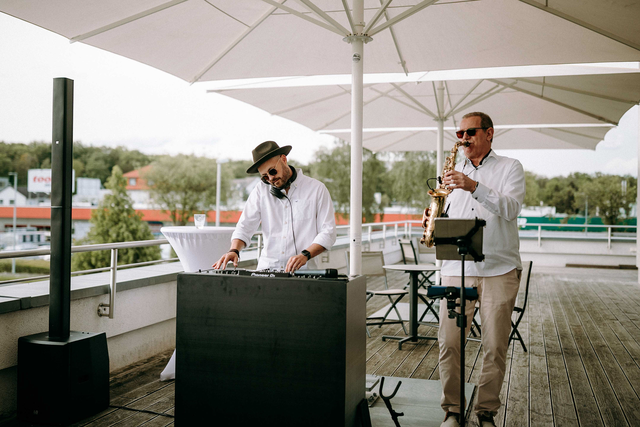 Live-Musik mit DJ und Saxophonist bei Hochzeit auf Dachterrasse