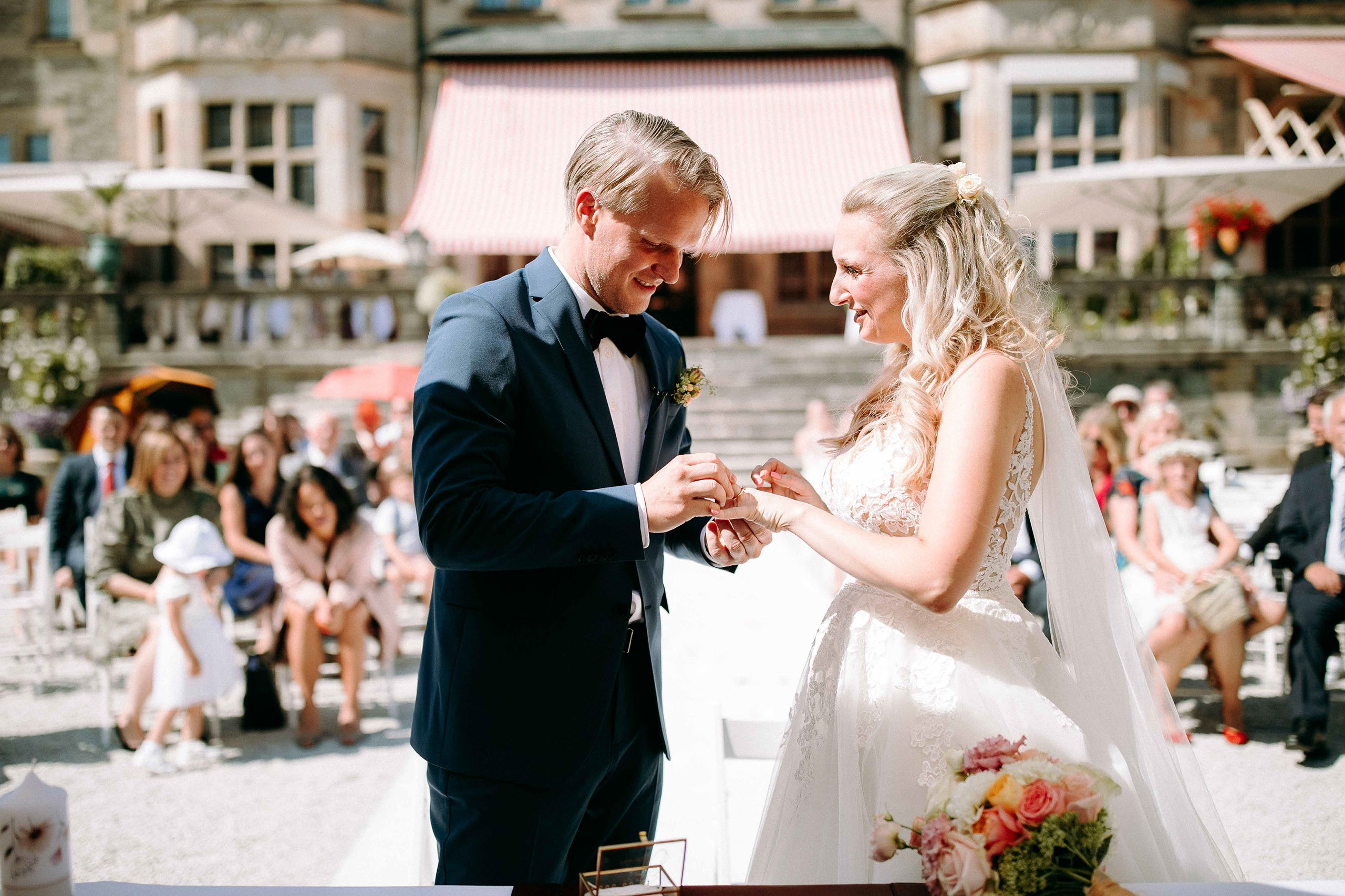 Hochzeit im Schlosshotel Kronberg: Der Bräutigam steckt der Braut den Ehering an – Freie Trauung.