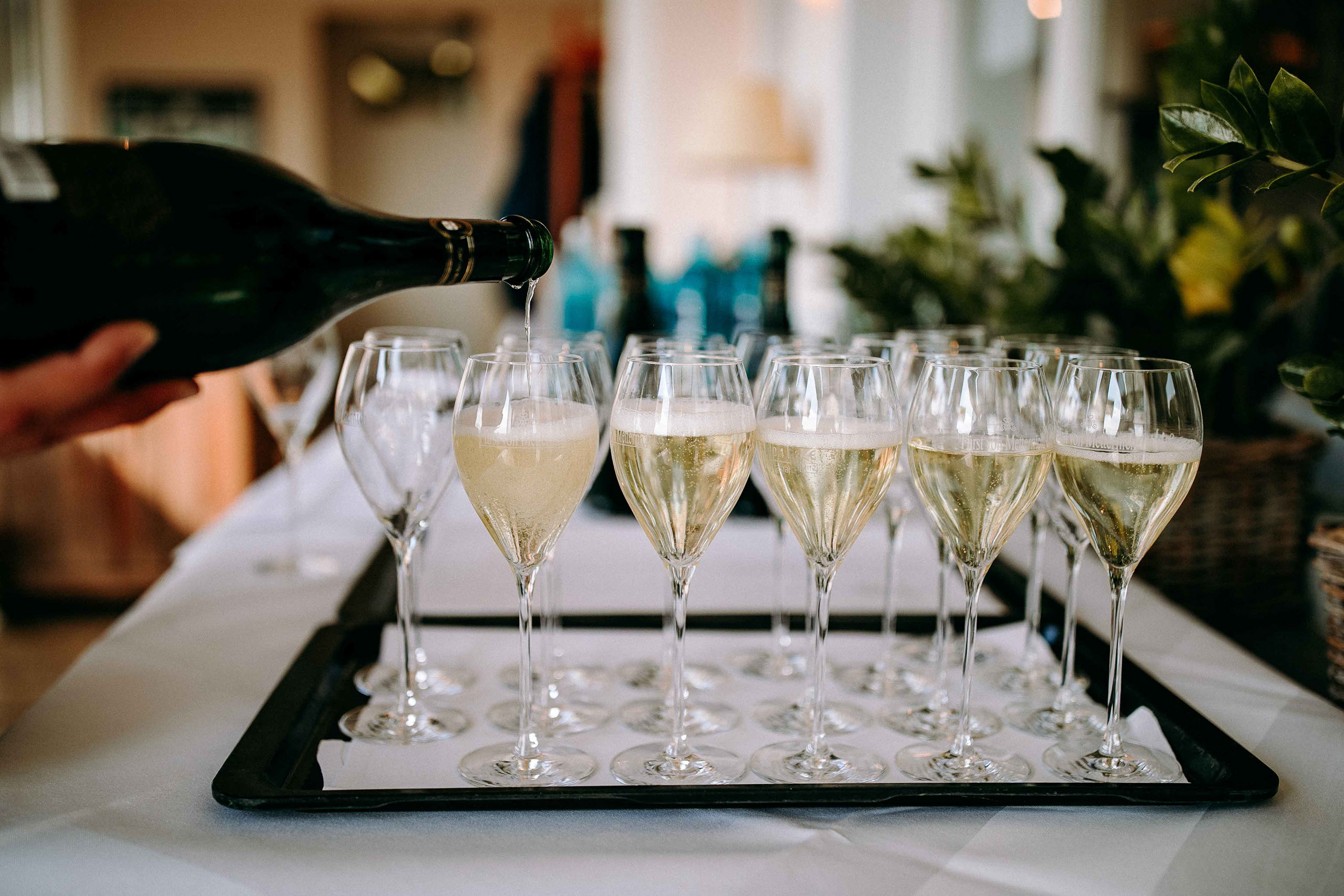 Sektgläser beim Empfang im Schloss Johannisberg – stilvoller Moment einer Rheingau-Hochzeit