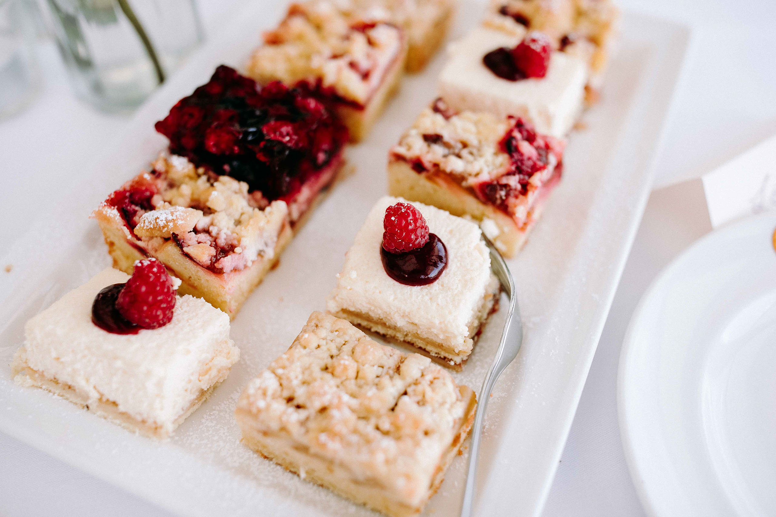 Leckere Dessertauswahl bei einer Hochzeit auf Schloss Johannisberg – Hochzeitsfotograf Rheingau fängt Details ein