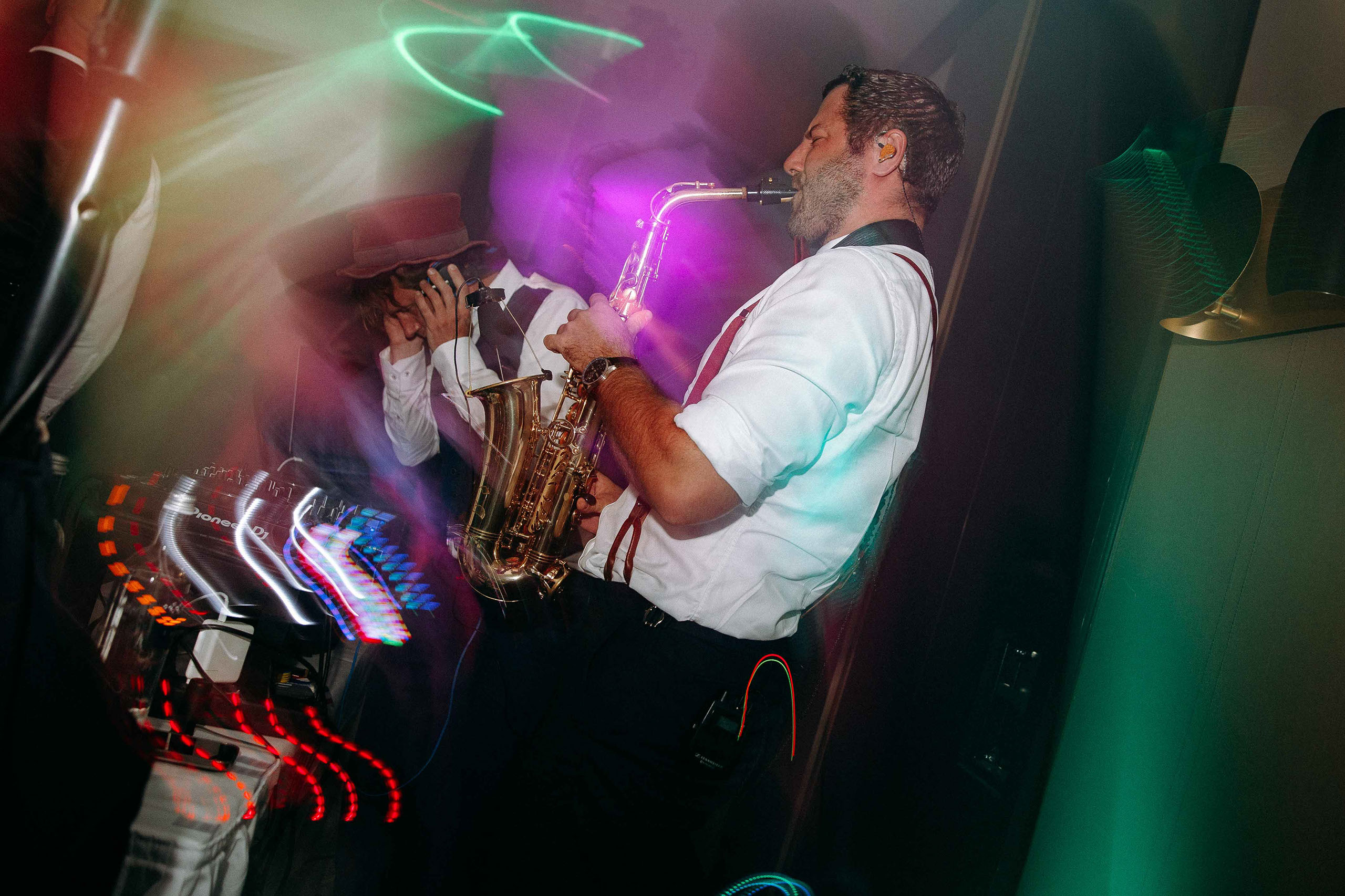 DJ-Performance mit Saxophonist auf Hochzeitsfeier – eingefangen von Hochzeitsfotograf Bad Homburg