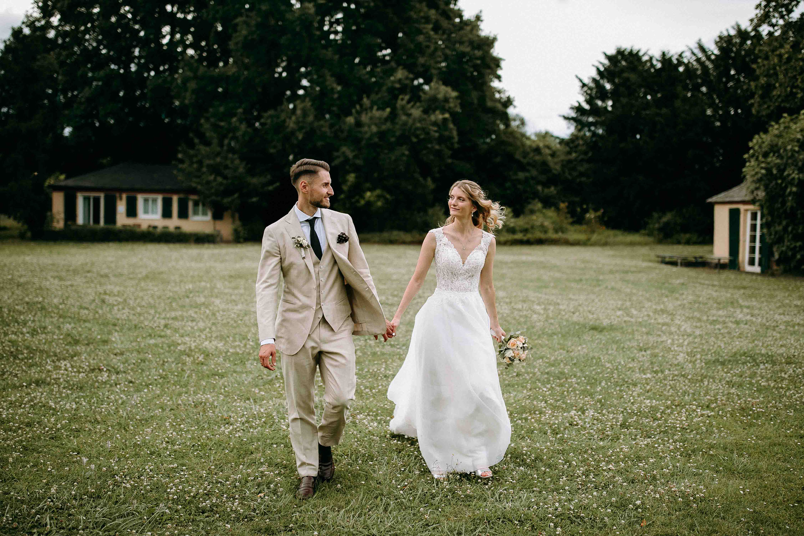 Romantischer Spaziergang beim Draiser Hof – Hochzeitslocation Baron Knyphausen im Grünen.