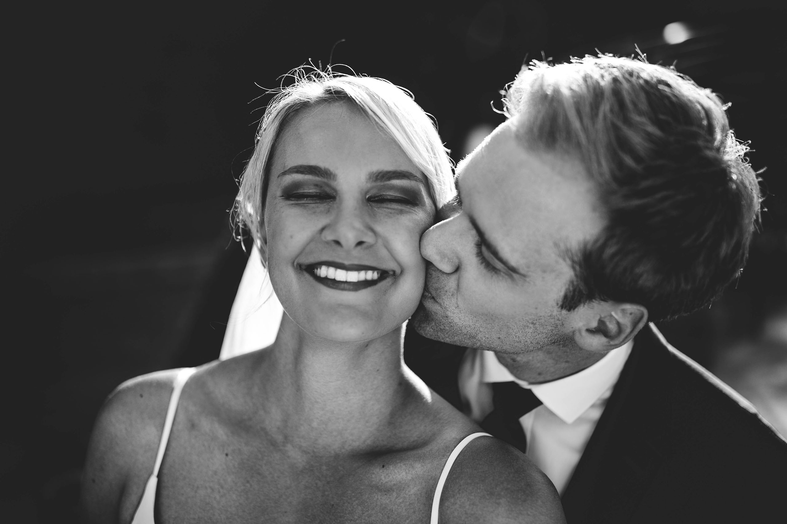 Romantischer Kussmoment – Hochzeitslocation Dorint Hotel Oberursel – Freie Trauung