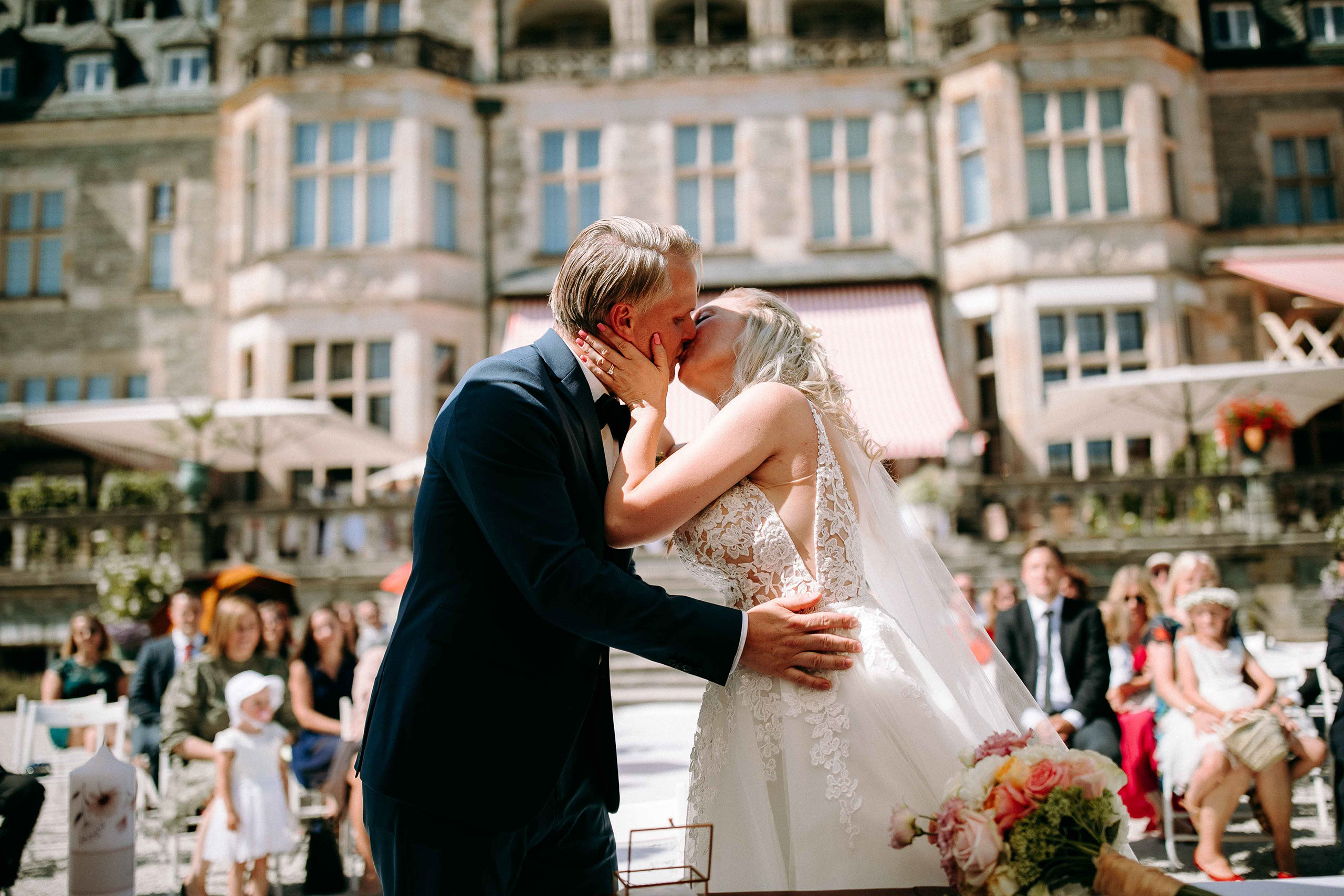 Kuss des frisch getrauten Paares vor dem Schlosshotel Kronberg – Emotionen pur bei der Hochzeit.