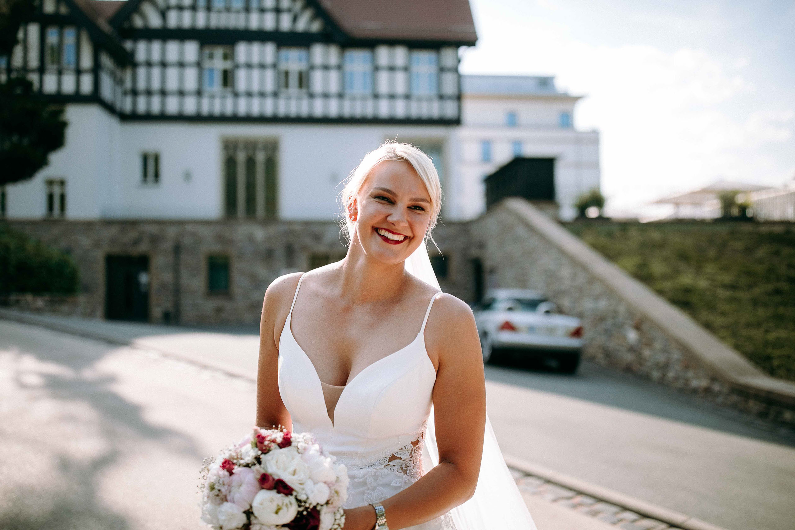 Strahlende Braut vor dem Dorint Hotel Oberursel – Hochzeitsfotograf Freie Trauung