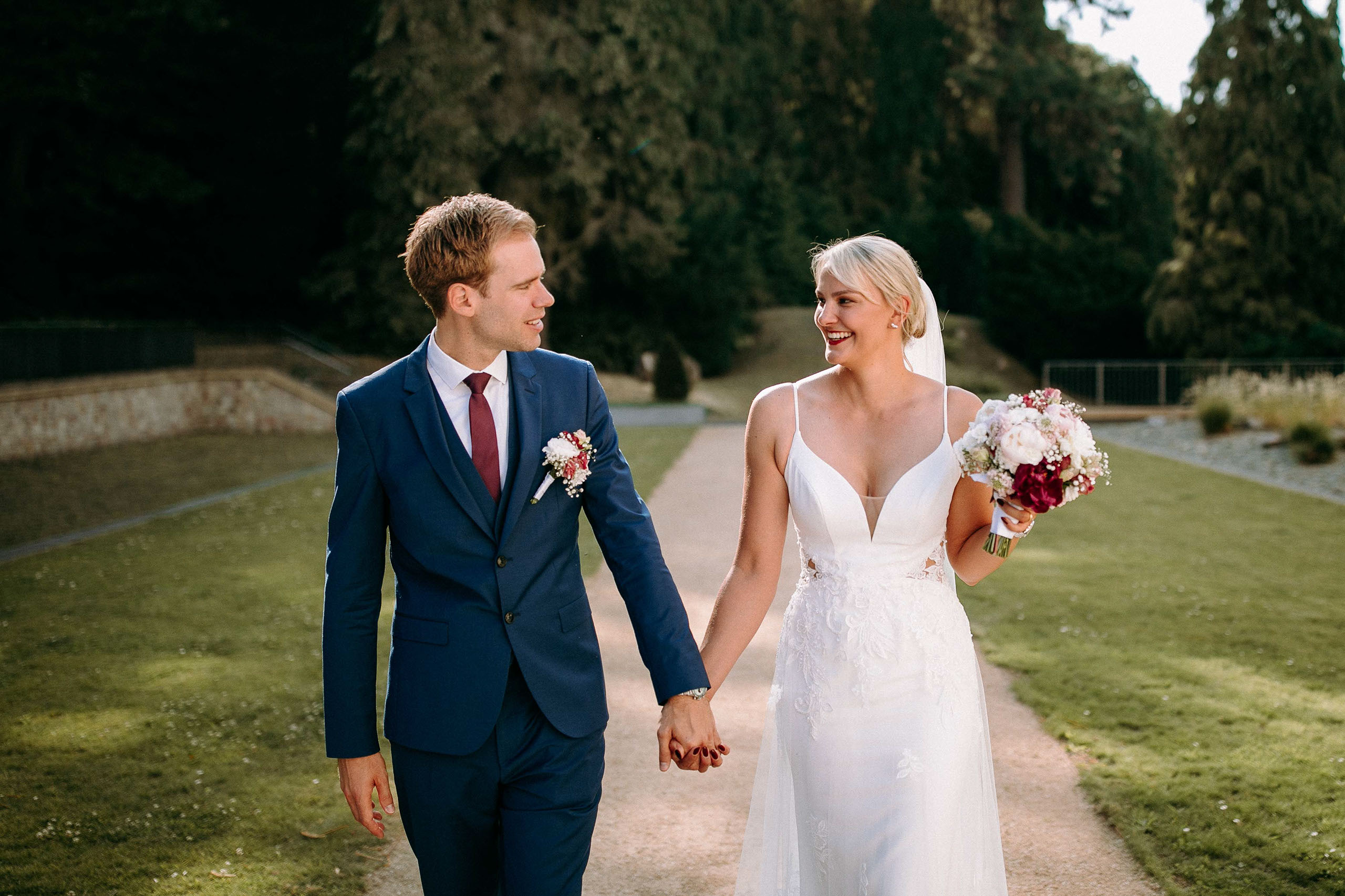 Romantisches Paarshooting im Garten – Hochzeit Dorint Hotel Oberursel mit Freie Trauung