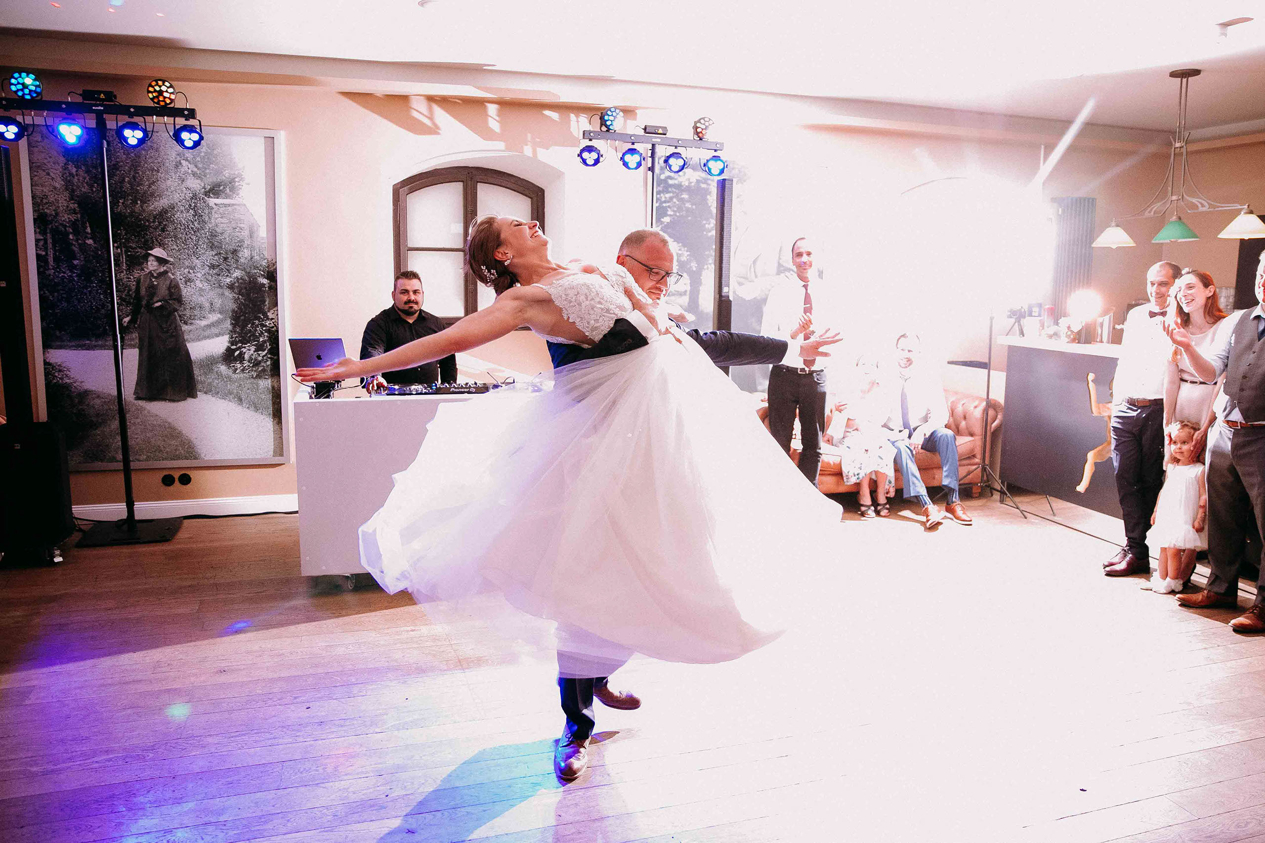 Bräutigam hebt die Braut beim Hochzeitstanz auf Burg Reichenstein – Hochzeitsfotograf Rheingau