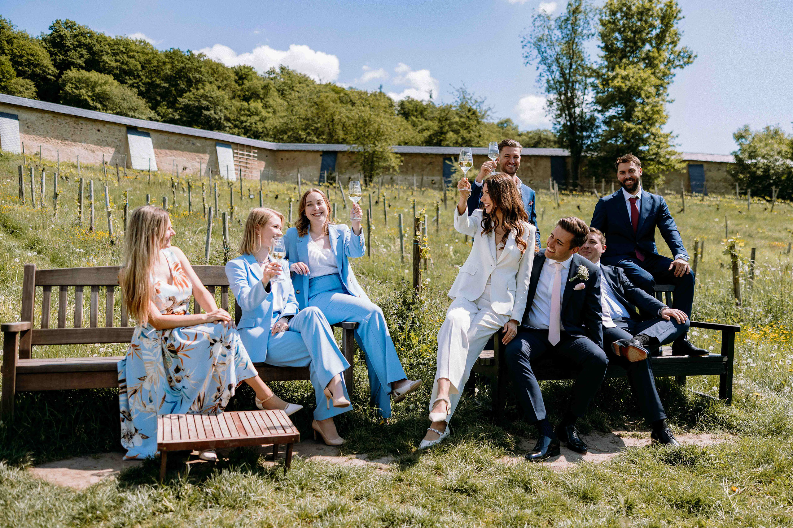 Anstoßen im Weinberg mit dem Brautpaar – Hochzeitsfotograf Rheingau