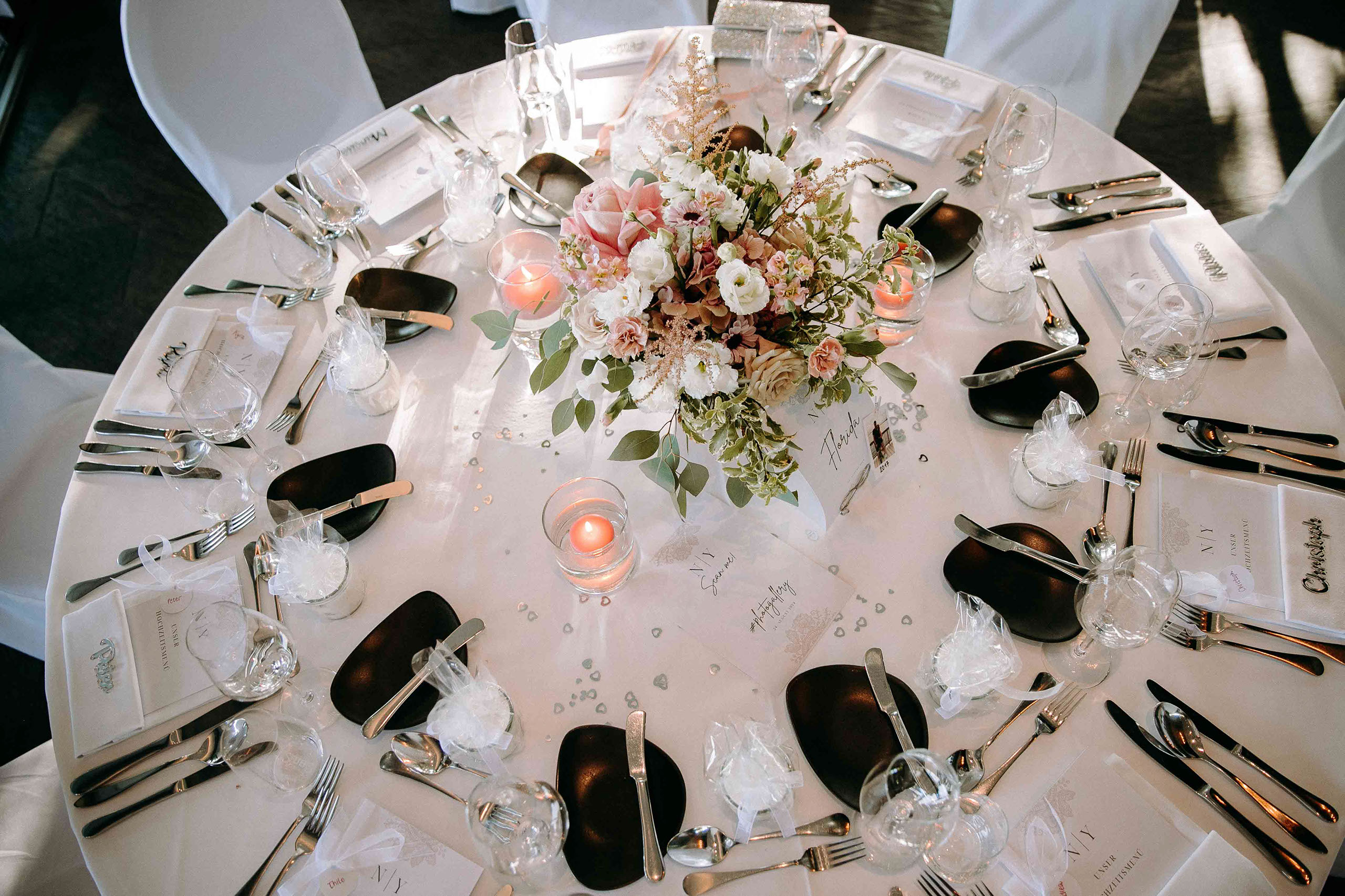 Blumengesteck und elegante Tischdeko bei einer Hochzeit auf Burg Schwarzenstein – Hochzeitslocation im Rheingau