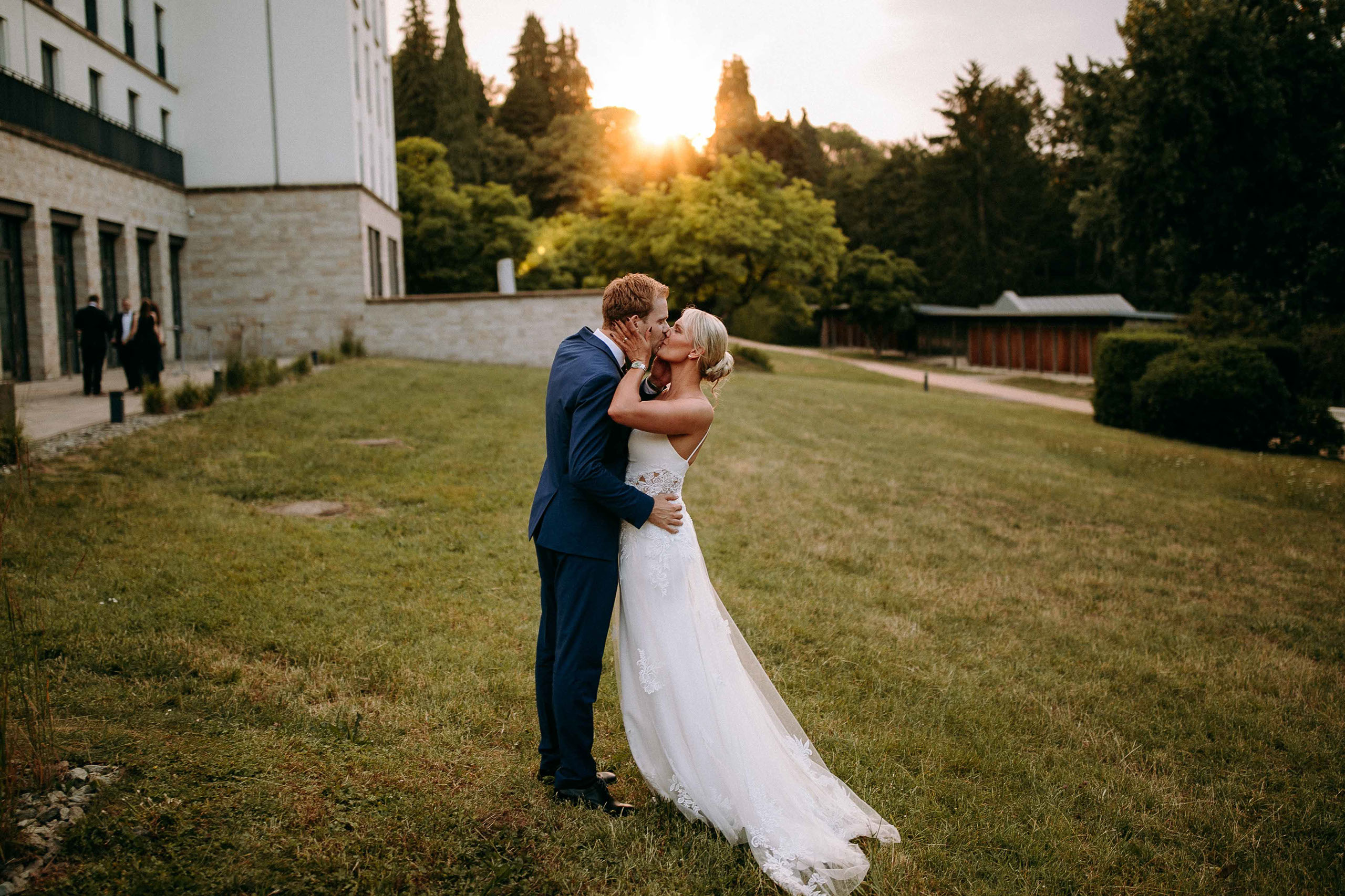 Braut und Bräutigam küssen sich vor dem Dorint Hotel Oberursel im Abendlicht – ideal für Hochzeitsreportagen.
