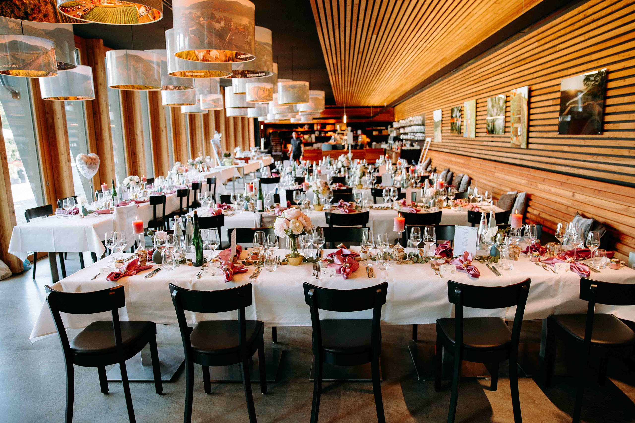 Stilvoll gedeckter Hochzeitssaal mit großen Panoramafenstern – perfekte Kulisse beim Niederwaldtempel im Rheingau