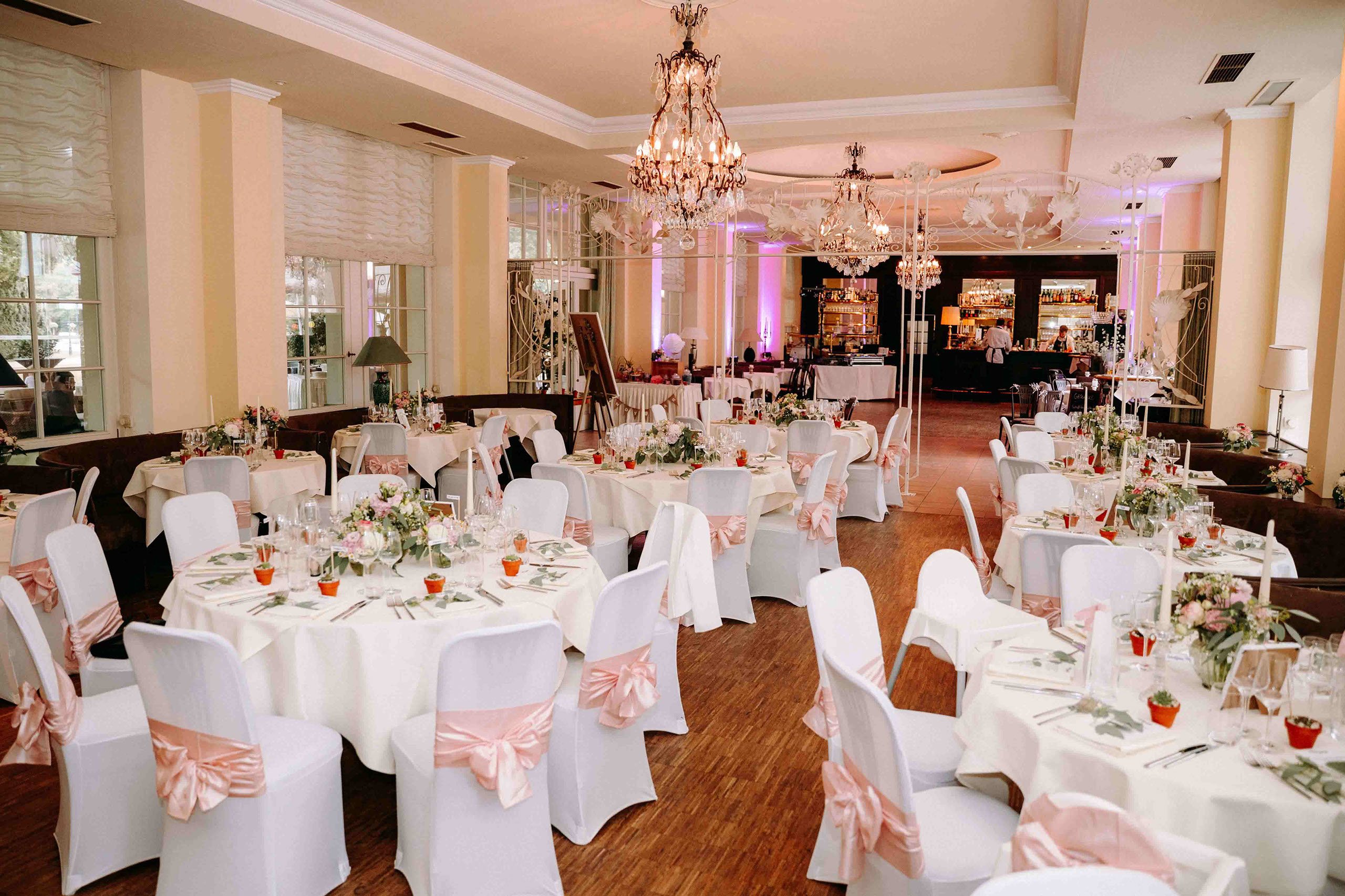 Abendliche Hochzeitsfeier in der Orangerie Bad Homburg mit stimmungsvoller Beleuchtung im Kurpark.