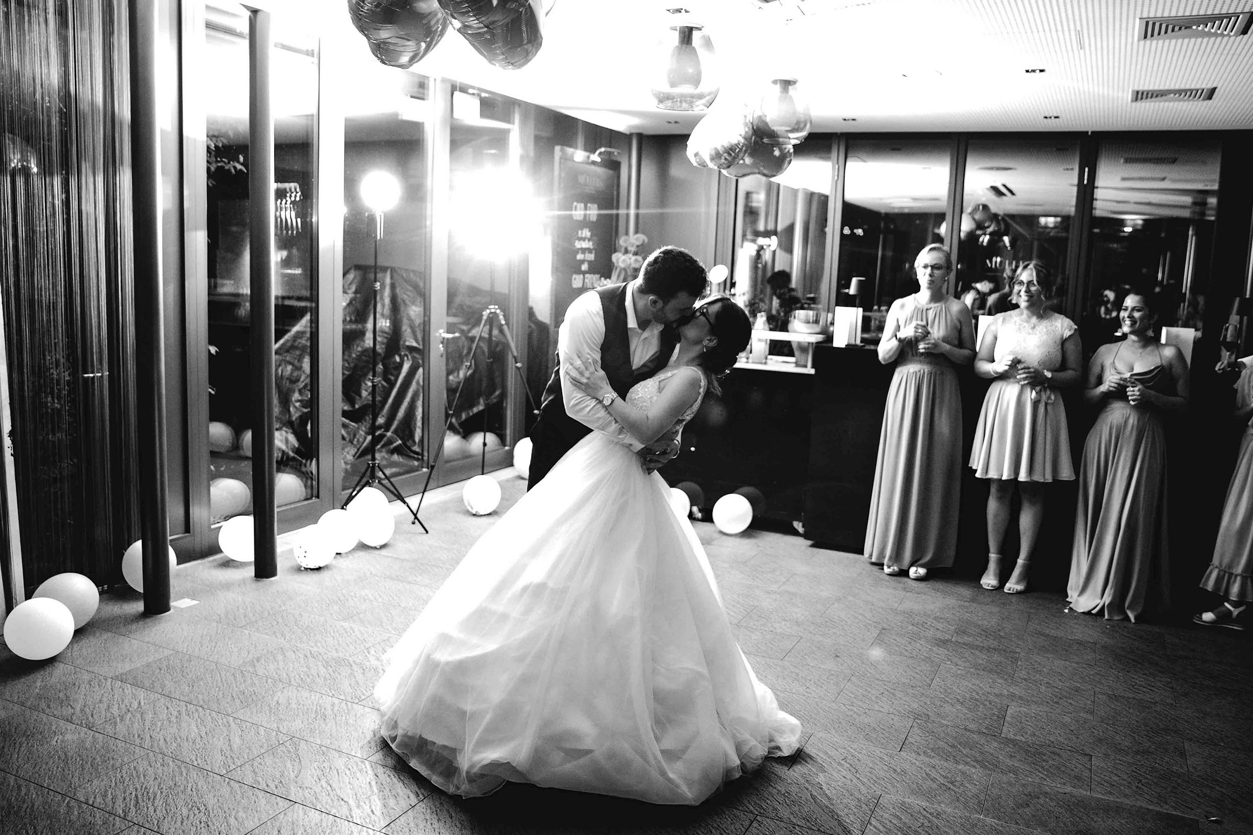 Der erste Tanz des Brautpaares mit innigem Kuss auf der Tanzfläche von Burg Schwarzenstein – Hochzeitsfotograf Rheingau