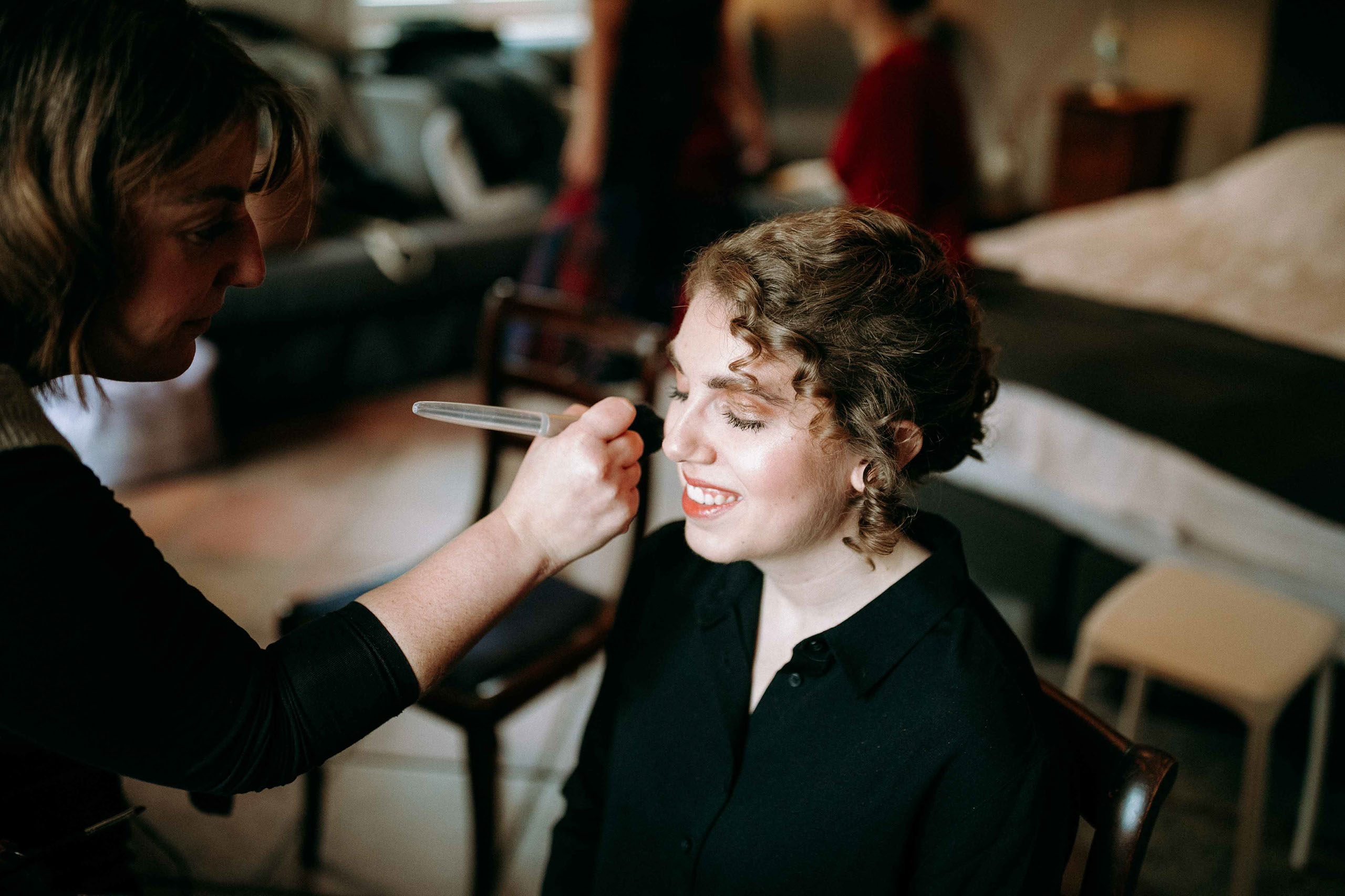 Braut beim Schminken im stilvollen Ambiente des Draiser Hof – Hochzeitsfotograf Rheingau dokumentiert die Vorbereitung.